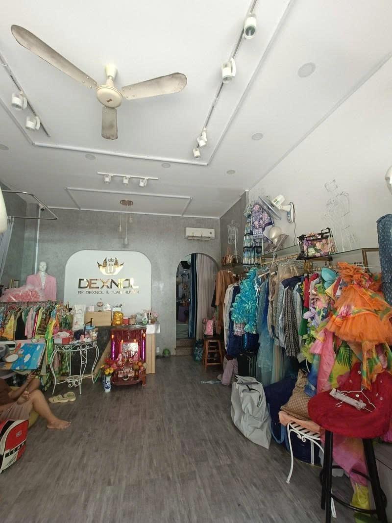 Cần bán căn nhà mặt phố 4 tầng, 74 m2 tại Đường Phạm Hùng - Bình Hưng - Bình Chánh, giá 15 tỷ