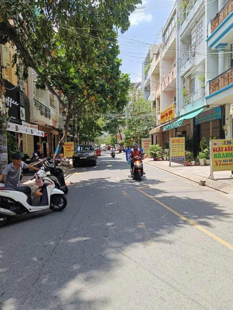 Cần bán căn nhà mặt phố 4 tầng, 74 m2 tại Đường Phạm Hùng - Bình Hưng - Bình Chánh, giá 15 tỷ