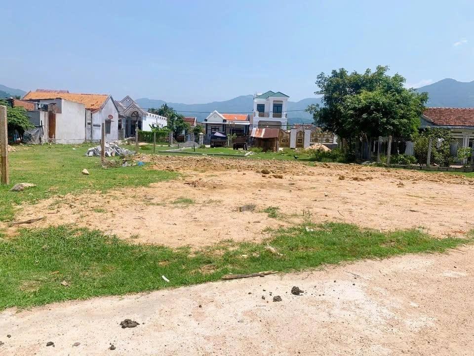 Chuyển nhượng mảnh đất 301 m2, hướng Đông-Nam tại Vạn Long - Vạn Ninh - Khánh Hòa, giá 2,75 tỷ