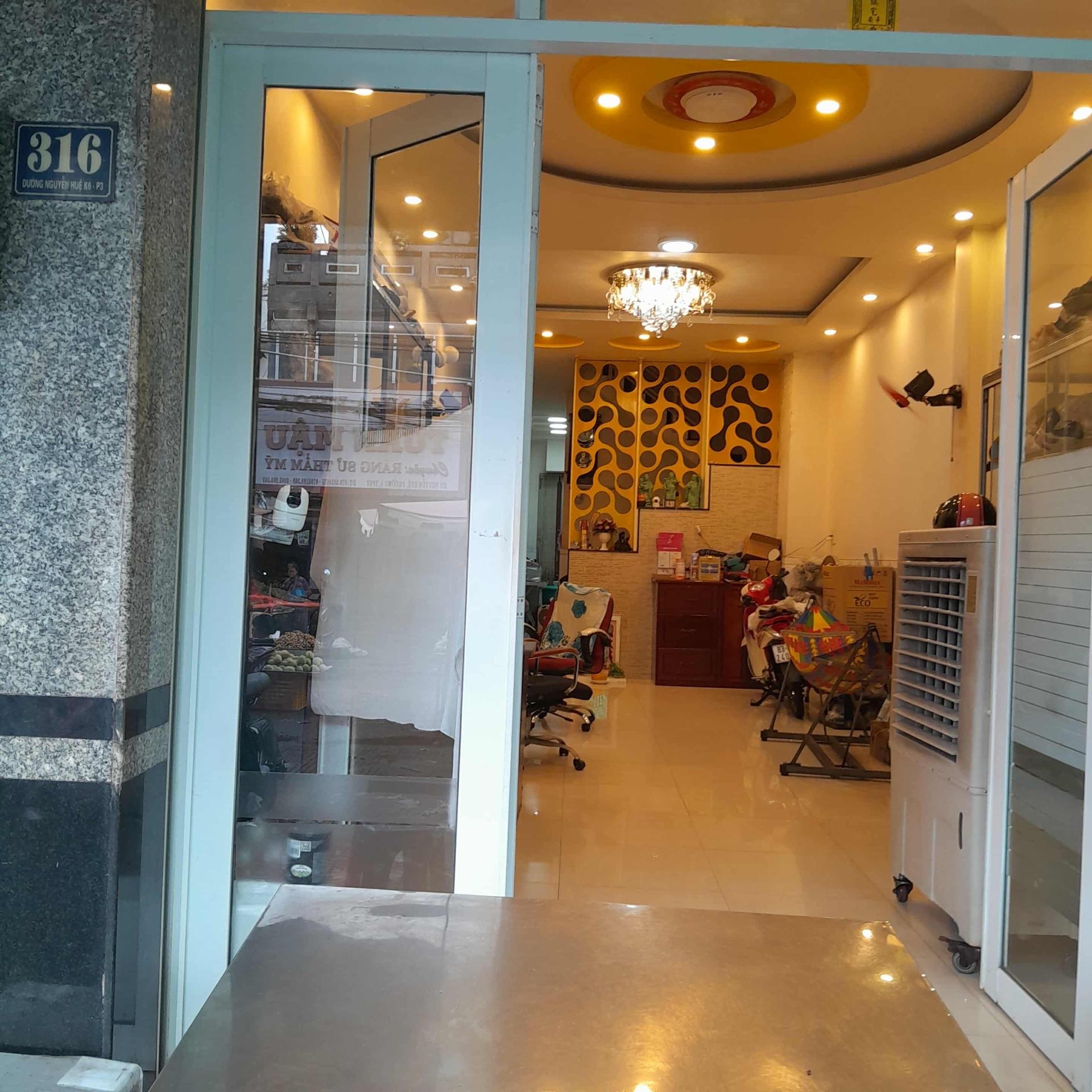 Bán gấp căn nhà mặt phố 82 m2, hướng Đông-Bắc tại Đường Nguyễn Huệ - 3, giá 11 tỷ