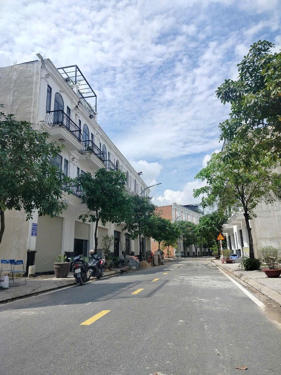 Bán gấp nhà mặt tiền 79 m2, hướng Nam tại Đường Võ Thị Sáu - Tân Uyên, giá 3,7 tỷ