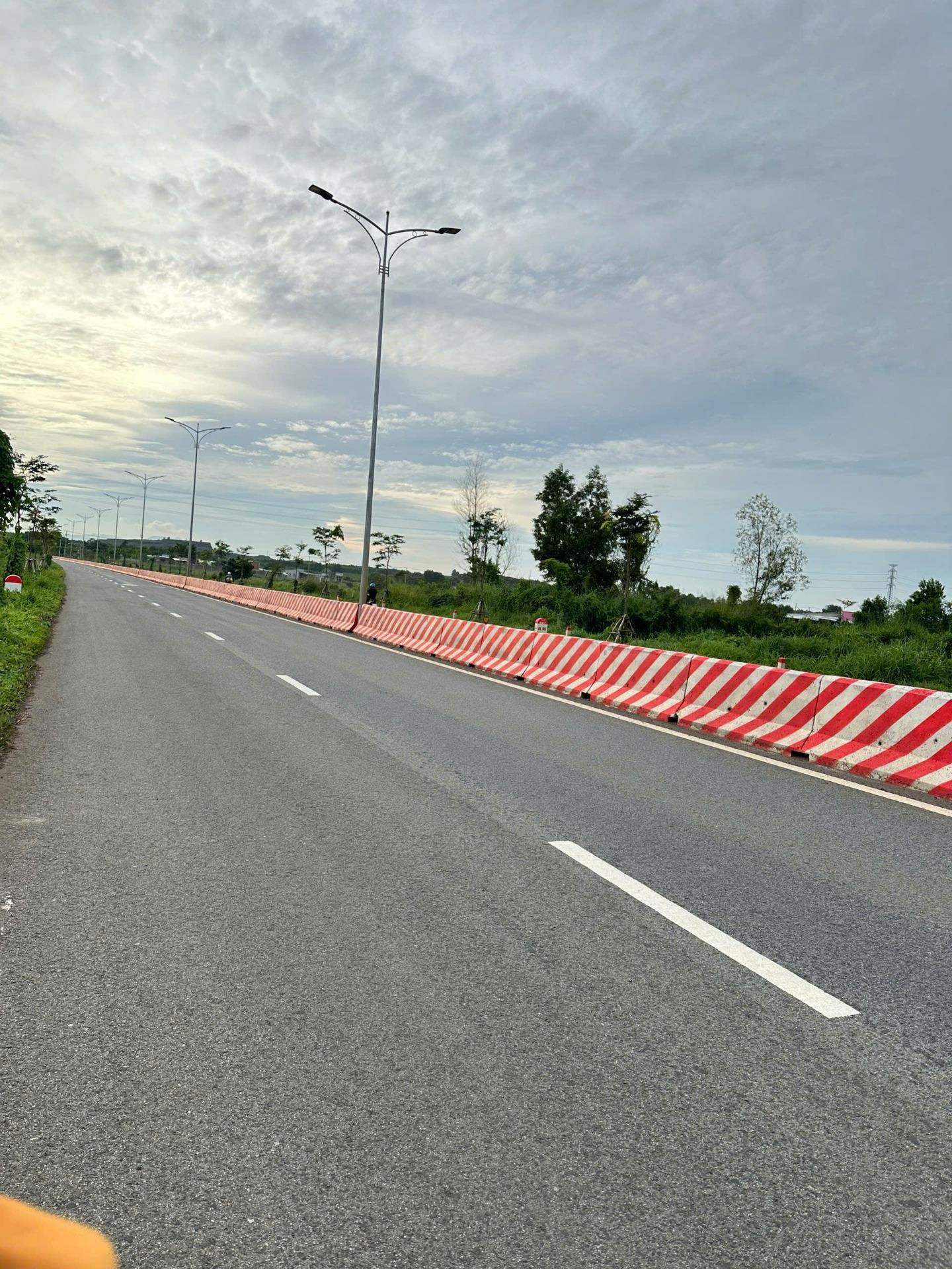 Cần bán gấp đất nền 322 m2, hướng Tây-Nam tại Đất Đỏ - Bà Rịa Vũng Tàu, giá 3,52 tỷ