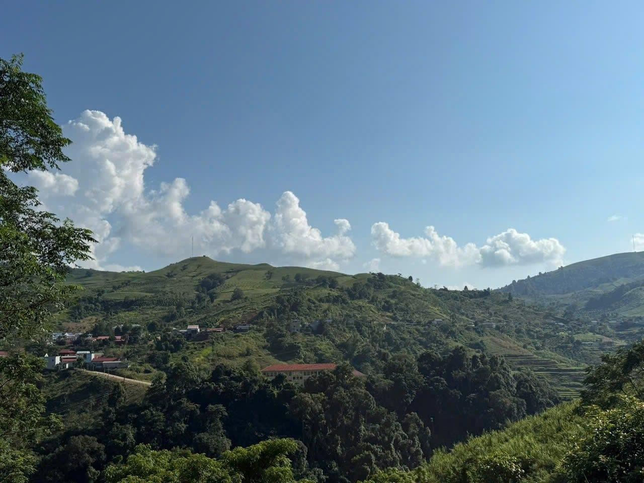 mặt tiền rộng, view siêu đẹp, có sẵn nhà sàn nằm trong khu du lịch cộng đồng