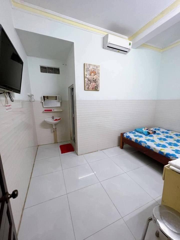  Bán gấp nhà nghỉ doanh thu ổn định 1 trệt 2 tầng 103m2 giá cực tốt chỉ 900 triệu sổ hồng riêng 