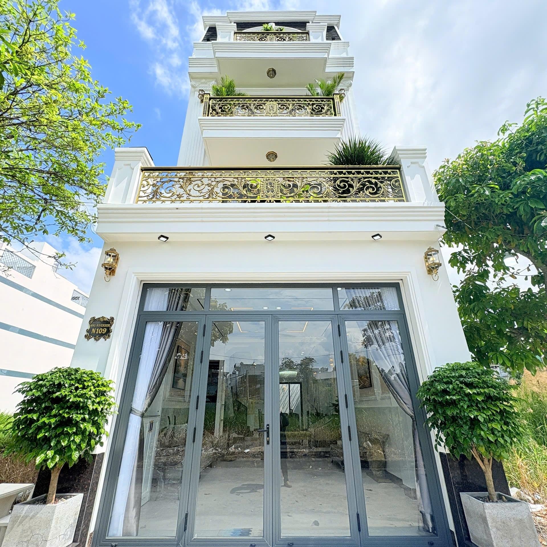 Cần bán nhanh nhà mặt phố đẹp 82,5 m2, hướng Tây-Nam tại Đường Huỳnh Tấn Phát, giá 9,8 tỷ