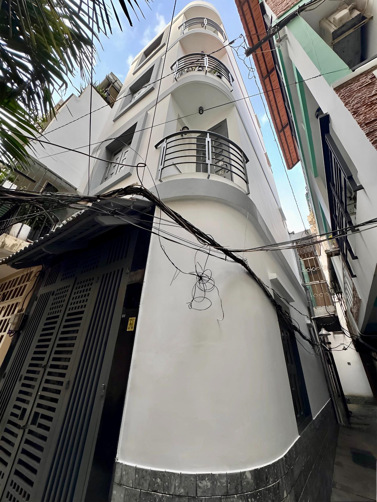 Cần bán ngay nhà riêng 24 m2, hướng Tây-Nam tại Đường Nguyễn Văn Cừ - Quận 1, giá 6,3 tỷ