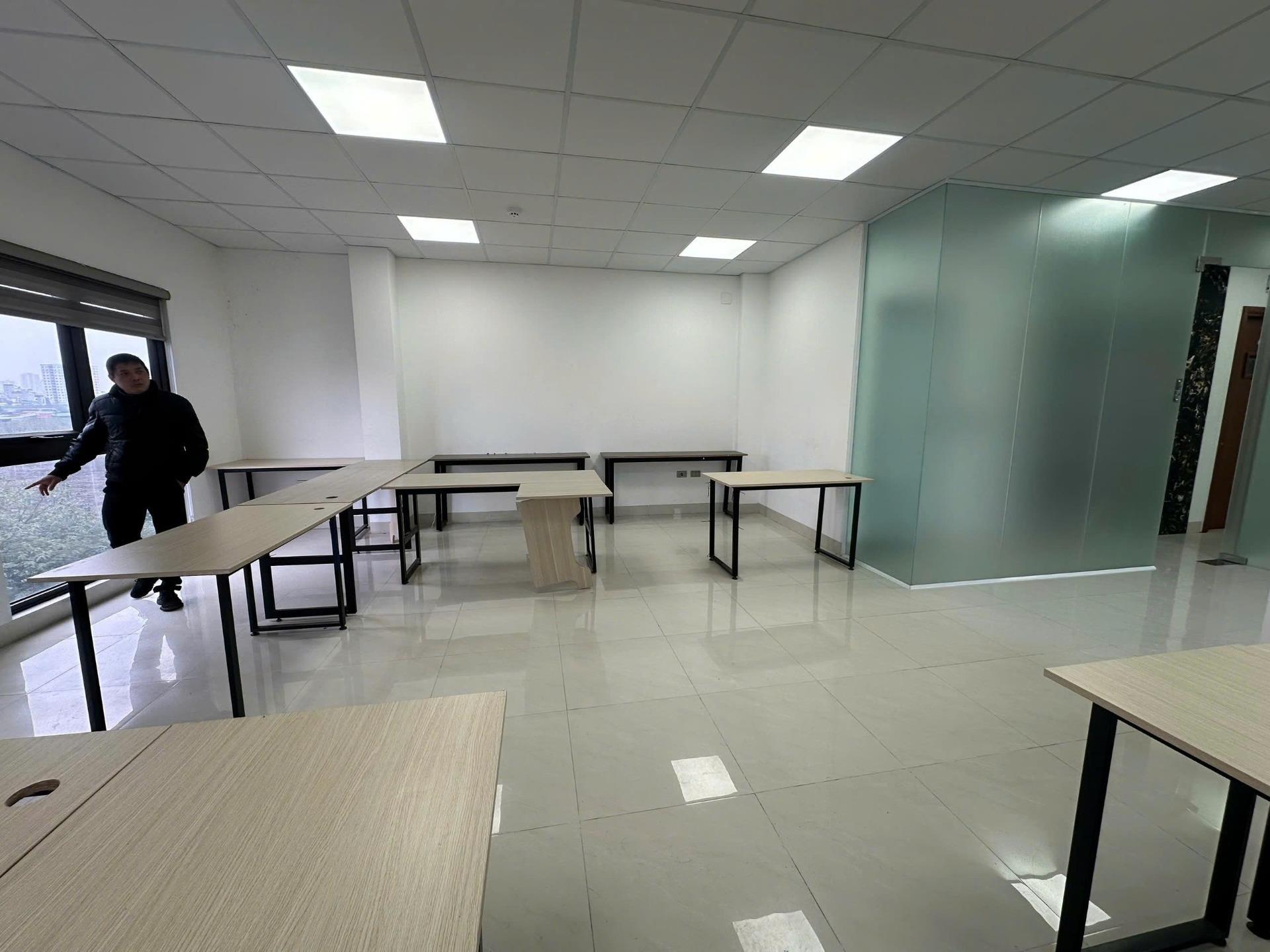 Cho thuê văn phòng Nguyễn Xiển, lô góc, 2 mặt thoáng đẹp giá tốt