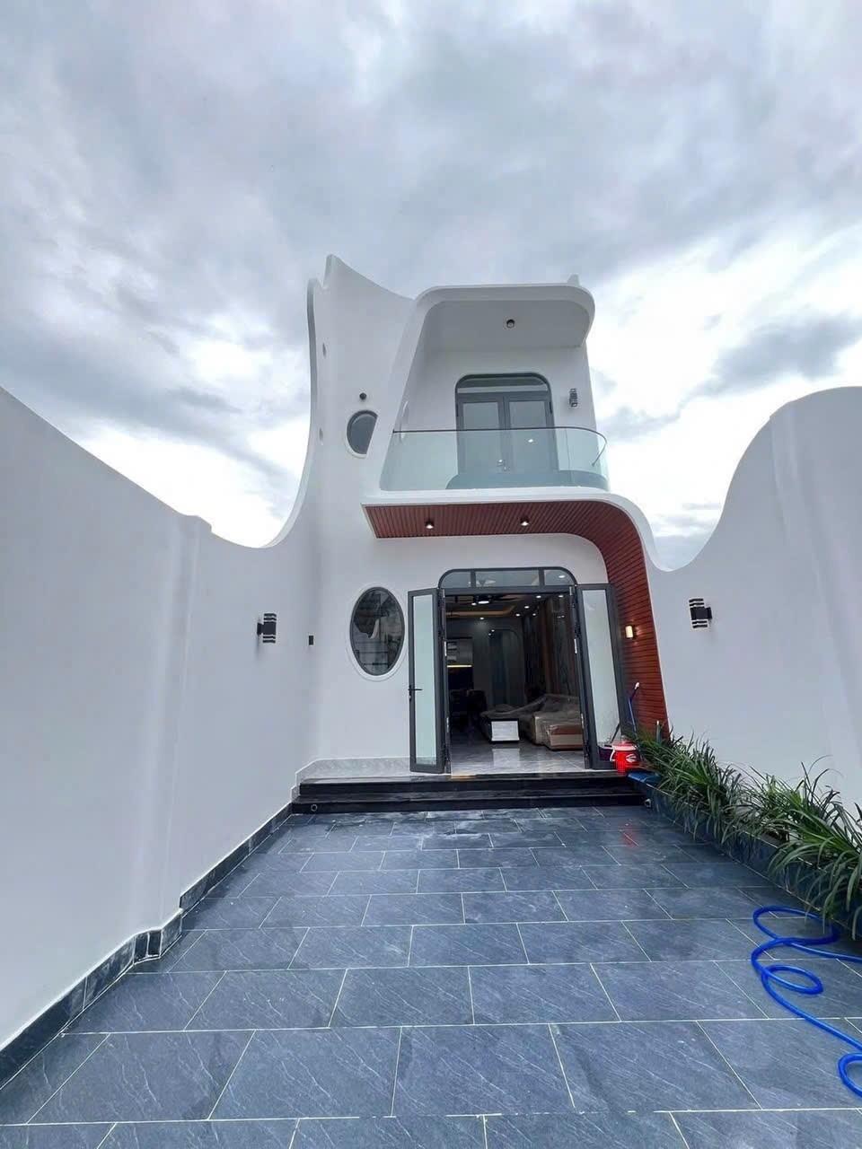 Chuyển nhượng nhà phố 100 m2, hướng Tây-Nam tại Xã Long Cang - Cần Đước - Long An, giá 1,8 tỷ