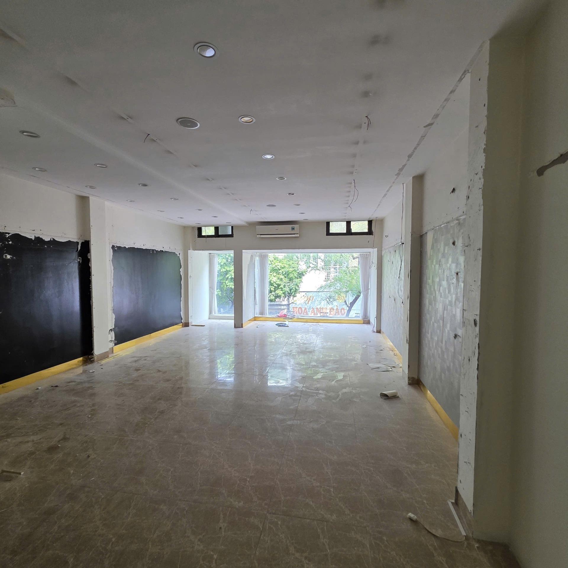 Cho thuê MBKD mặt phố Thụy Khuê, Tây Hồ, khu phố VIP, view thoáng sát Hồ Tây, diện tích đa dạng 