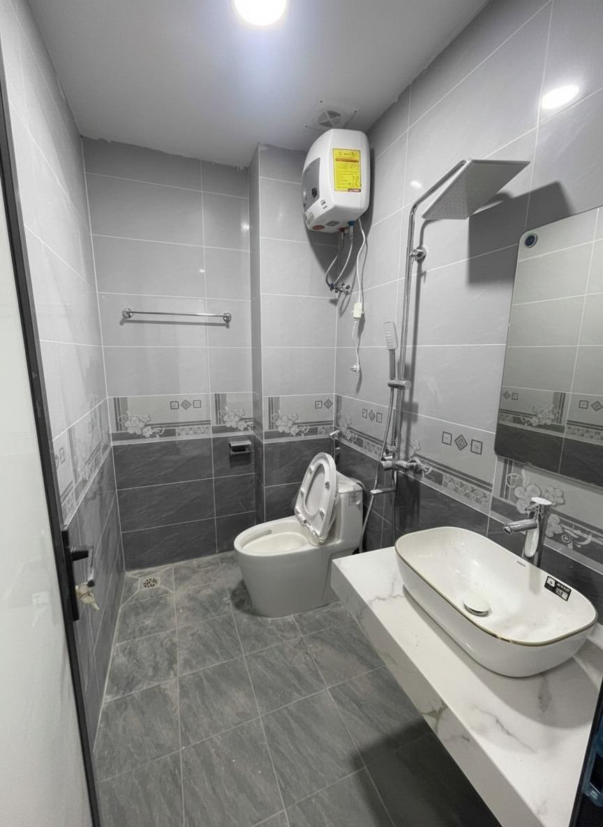 Cần bán gấp bán nhanh nhà đất 35 m2, hướng Bắc tại Đường Vĩnh Hưng - Hoàng Mai, giá 9,7 tỷ