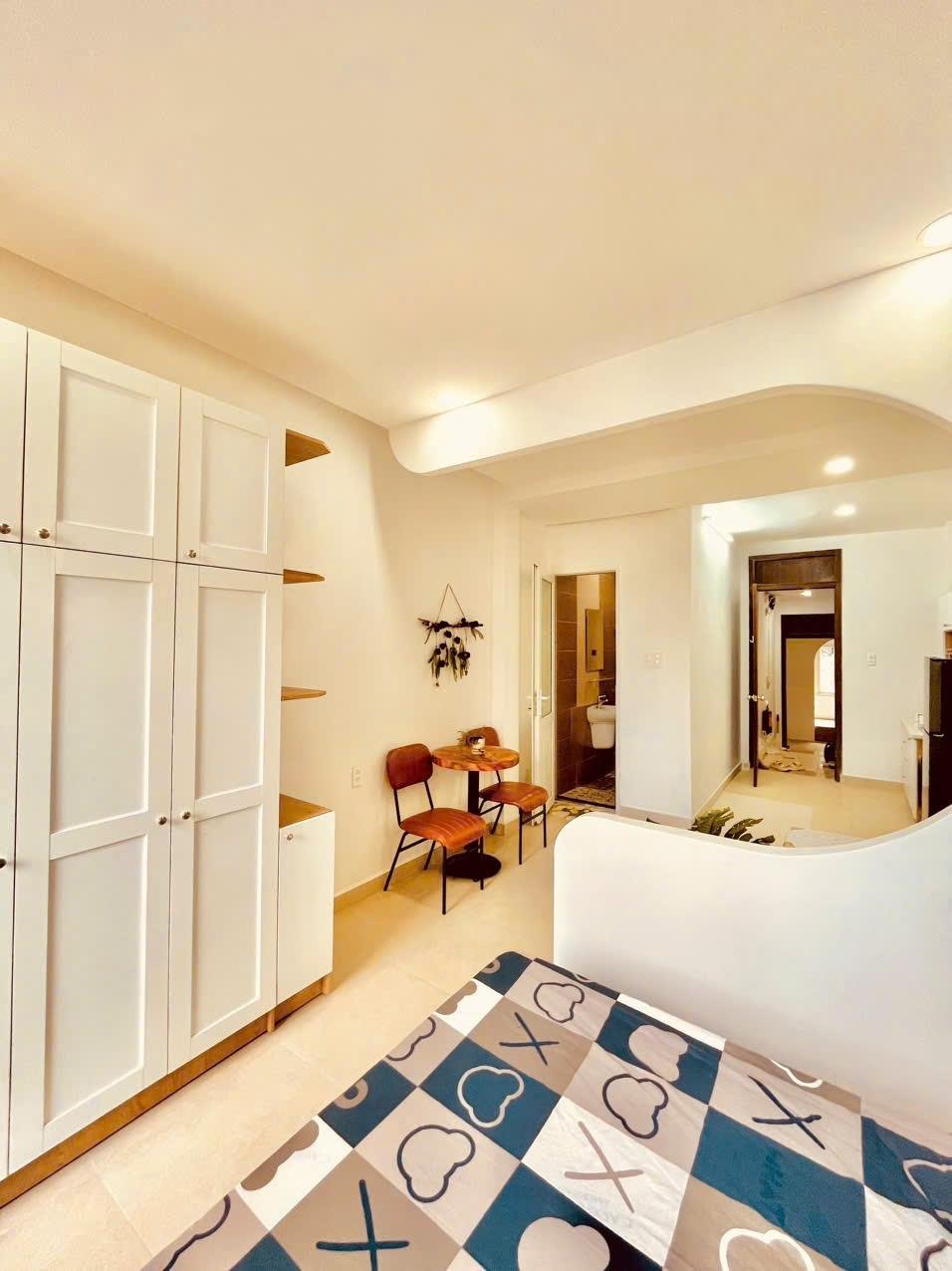 Cho thuê phòng ngủ tách bếp ban công ngay chân Cầu Kiệu, vị trí trung tâm chợ Nguyễn Văn Trỗi 