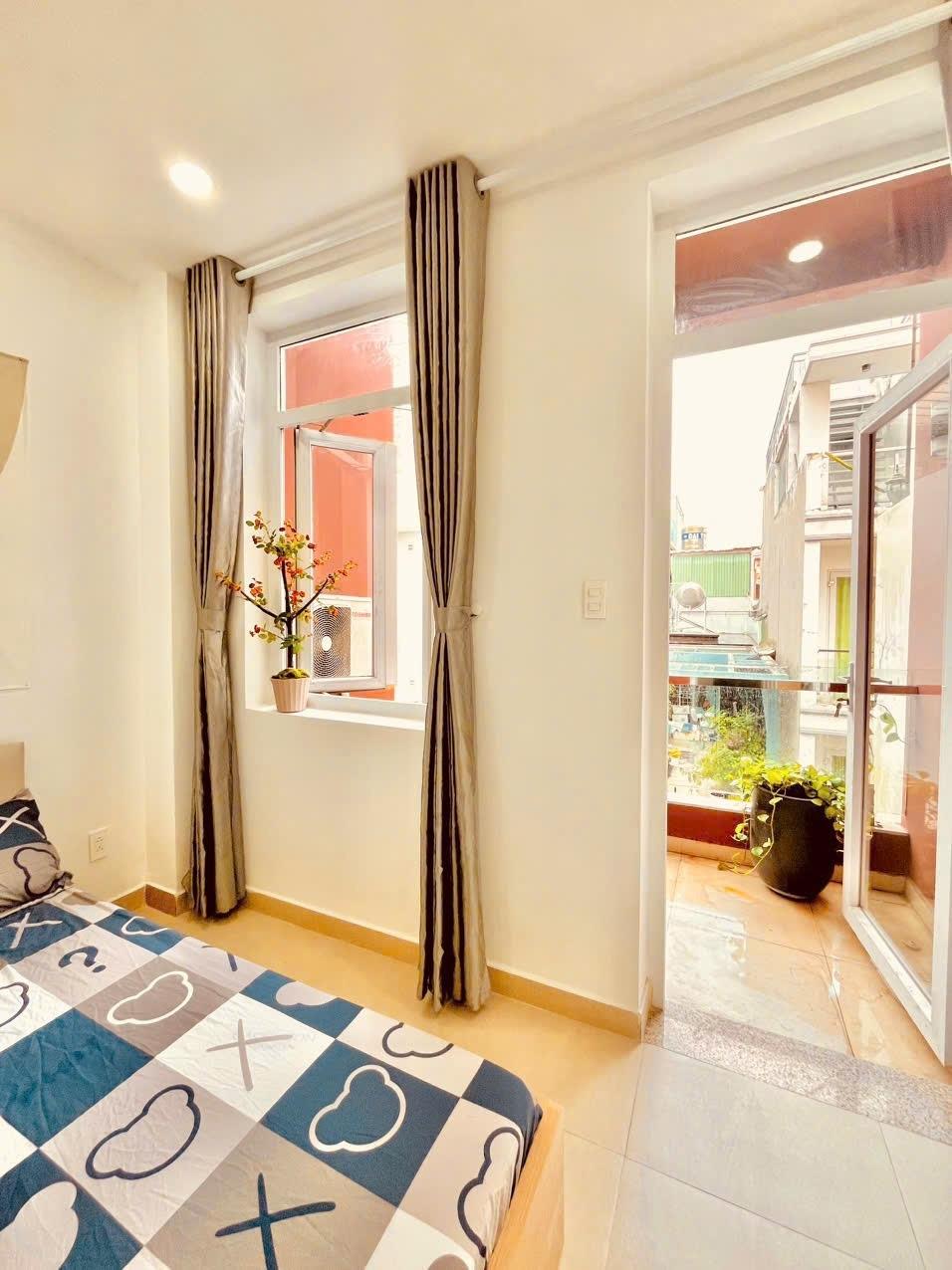 Cho thuê phòng ngủ tách bếp ban công ngay chân Cầu Kiệu, vị trí trung tâm chợ Nguyễn Văn Trỗi 