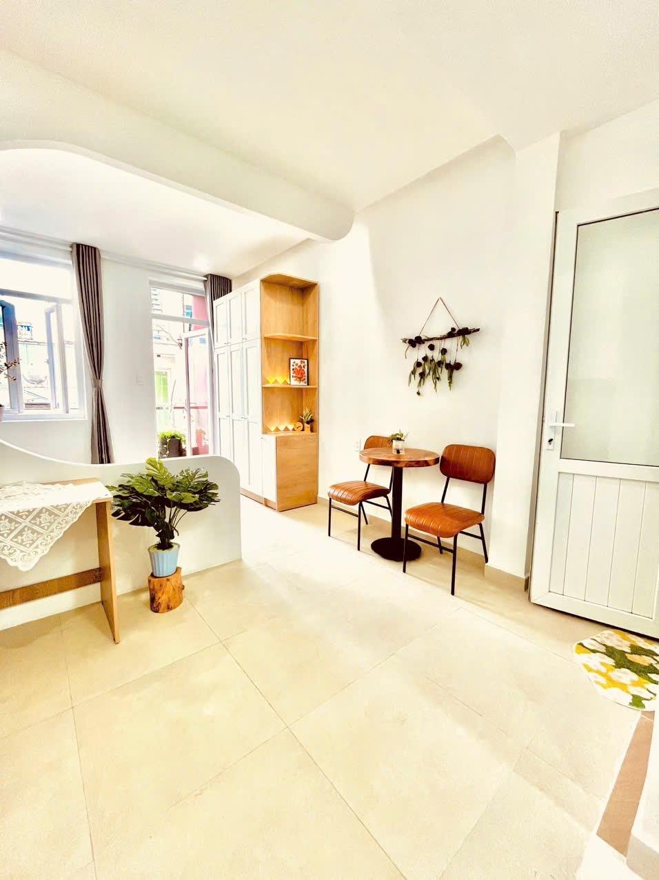 Cho thuê phòng ngủ tách bếp ban công ngay chân Cầu Kiệu, vị trí trung tâm chợ Nguyễn Văn Trỗi 