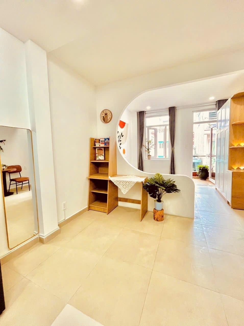 Cho thuê phòng ngủ tách bếp ban công ngay chân Cầu Kiệu, vị trí trung tâm chợ Nguyễn Văn Trỗi 