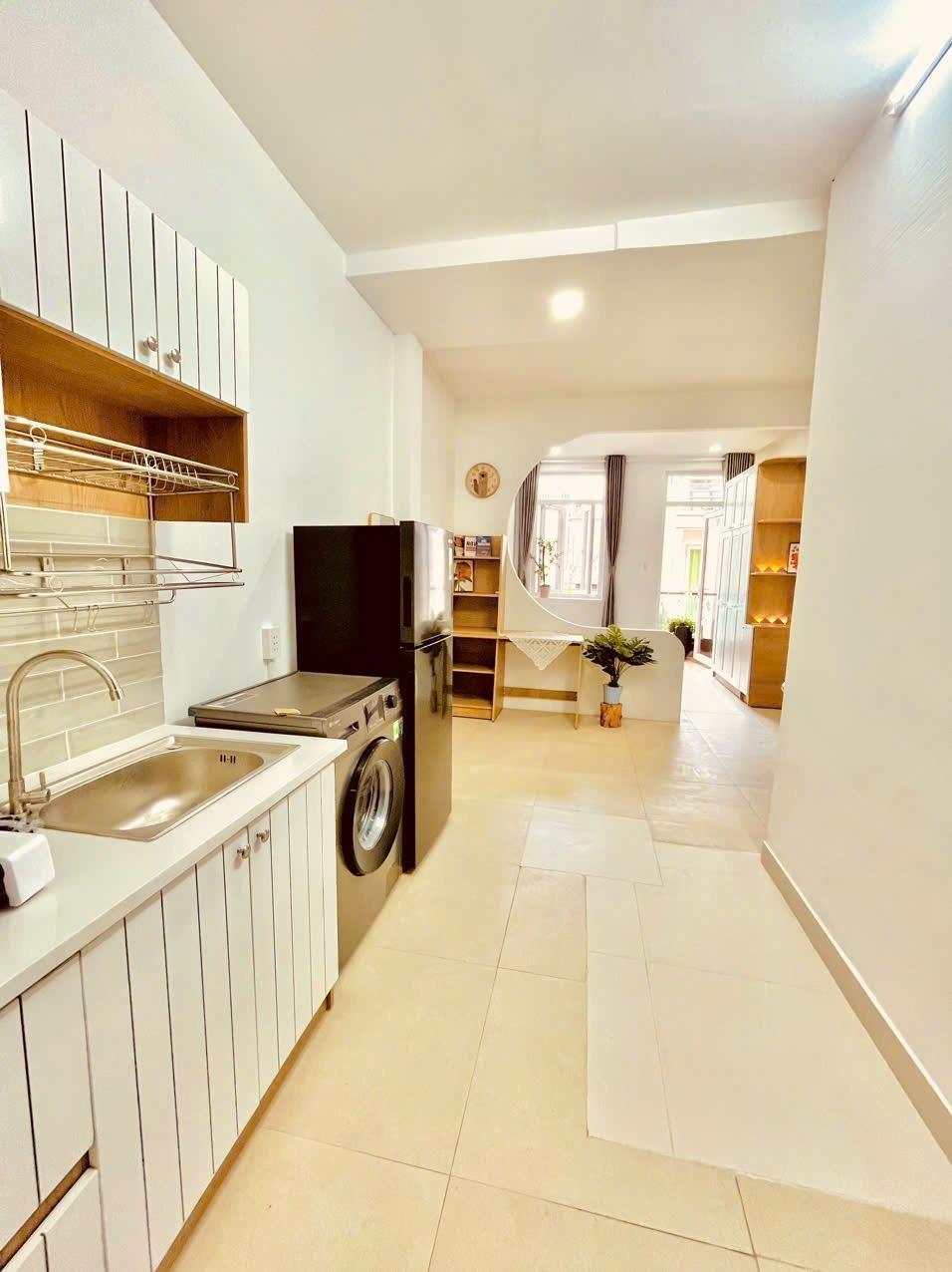 Cho thuê phòng ngủ tách bếp ban công ngay chân Cầu Kiệu, vị trí trung tâm chợ Nguyễn Văn Trỗi 