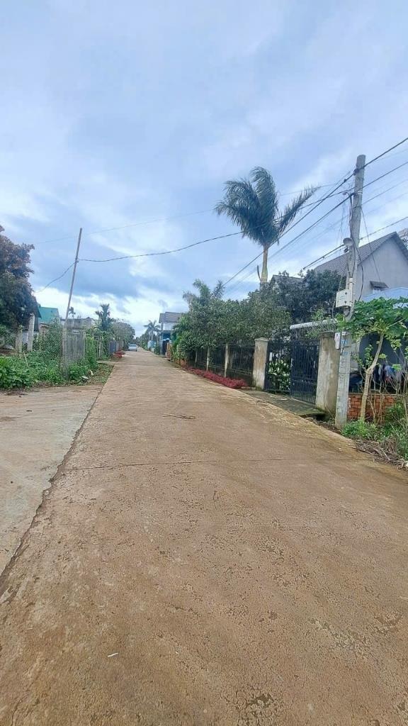 Cần bán gấp lô đất sổ riêng 211 m2, mặt tiền 10m tại Đức Trọng - Lâm Đồng, giá 1,85 tỷ