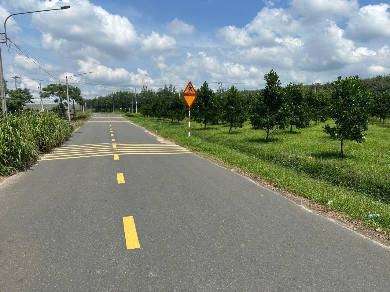 Cần bán ngay miếng đất 250 m2, hướng Đông tại Đông Hòa - Dĩ An - Bình Dương, giá 290 triệu