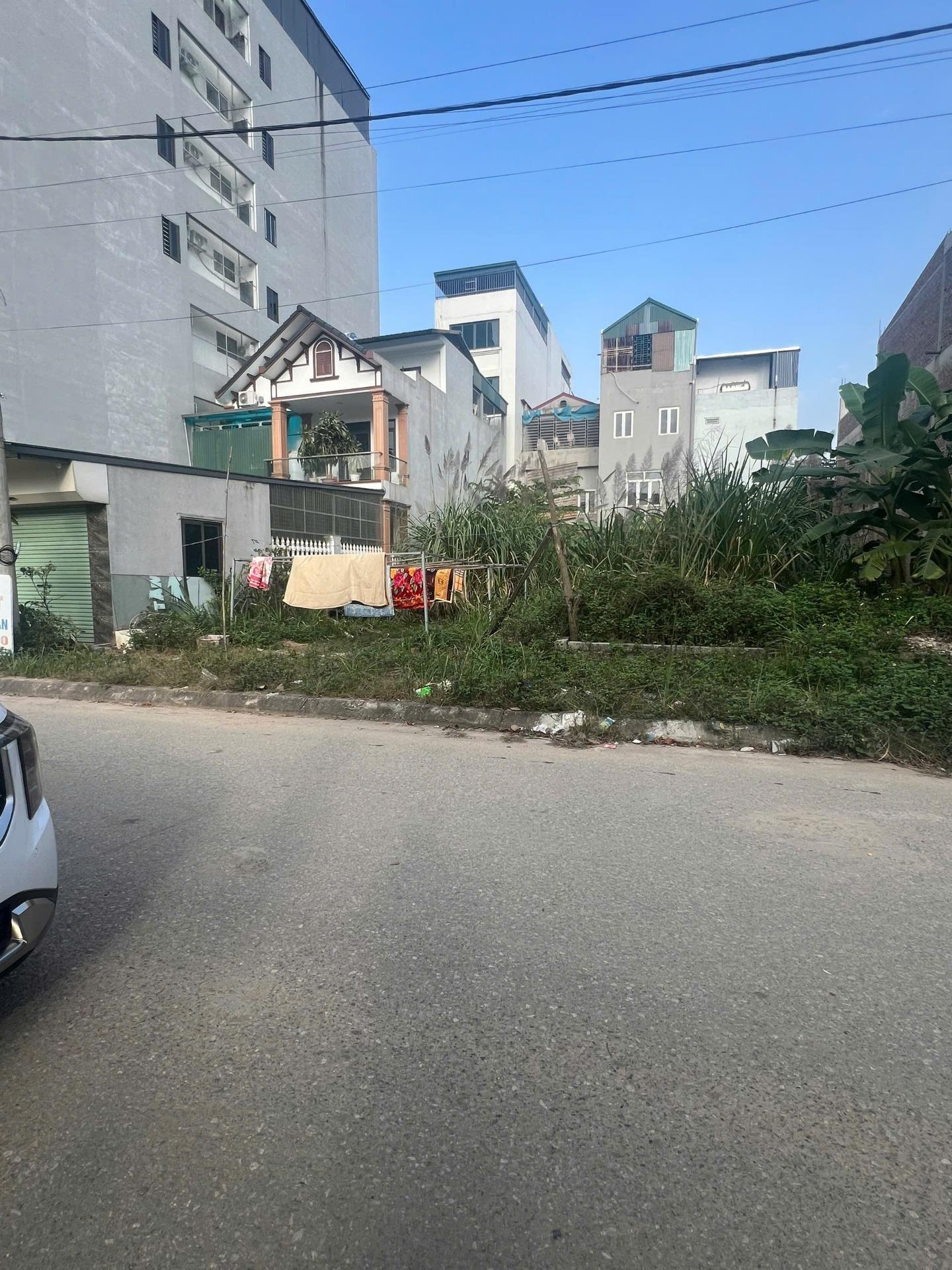 Bán lô đất sổ riêng 200 m2, hướng Đông-Nam tại Huyện Quốc Oai - Hà Nội, giá 3 tỷ