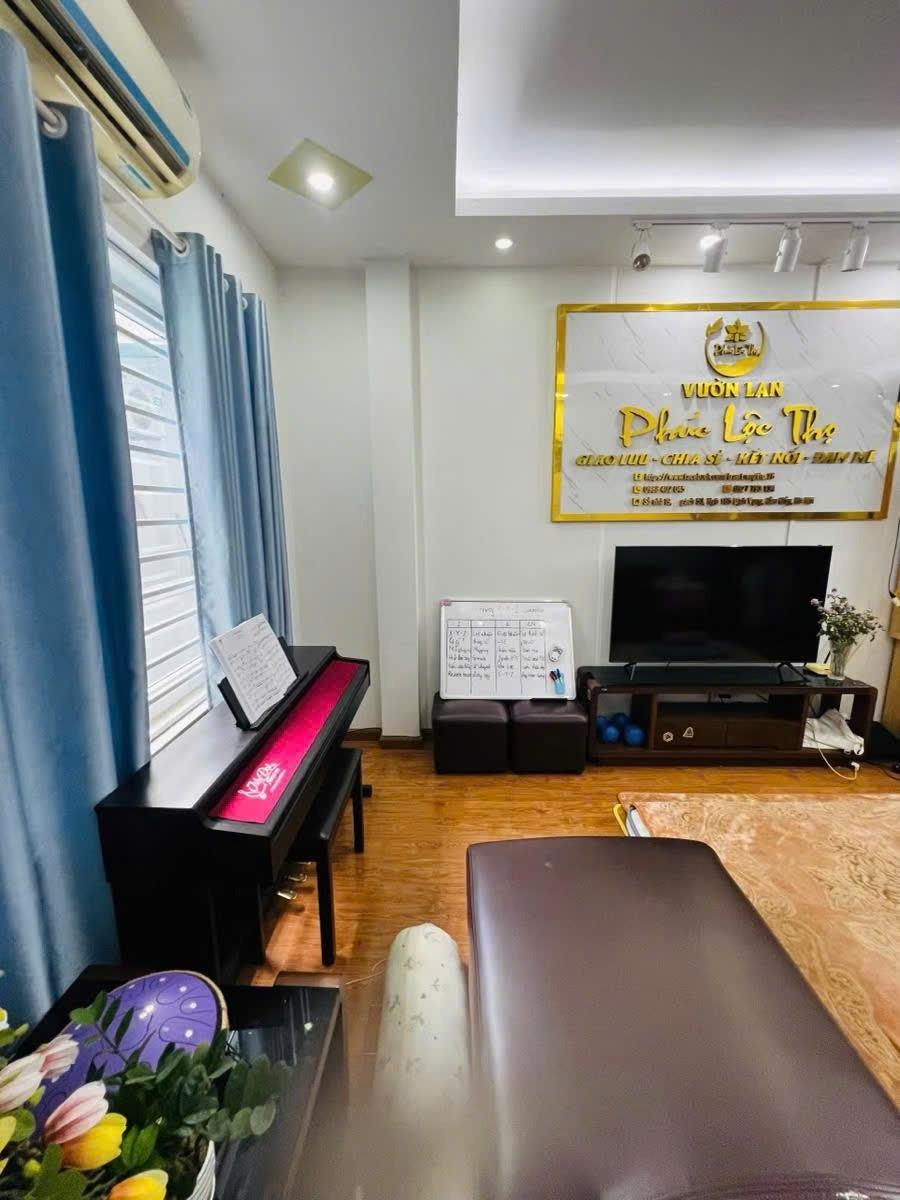 Cần bán nhanh căn nhà 40 m2, hướng Tây-Nam tại Đường Cầu Giấy - Dịch Vọng - Cầu Giấy, giá 10,6 tỷ