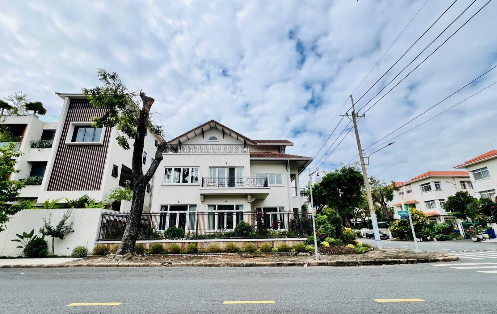 Cho thuê liền kề, biệt thự 306 m2 tại Quận 7 - TP Hồ Chí Minh, giá 81 tr/tháng