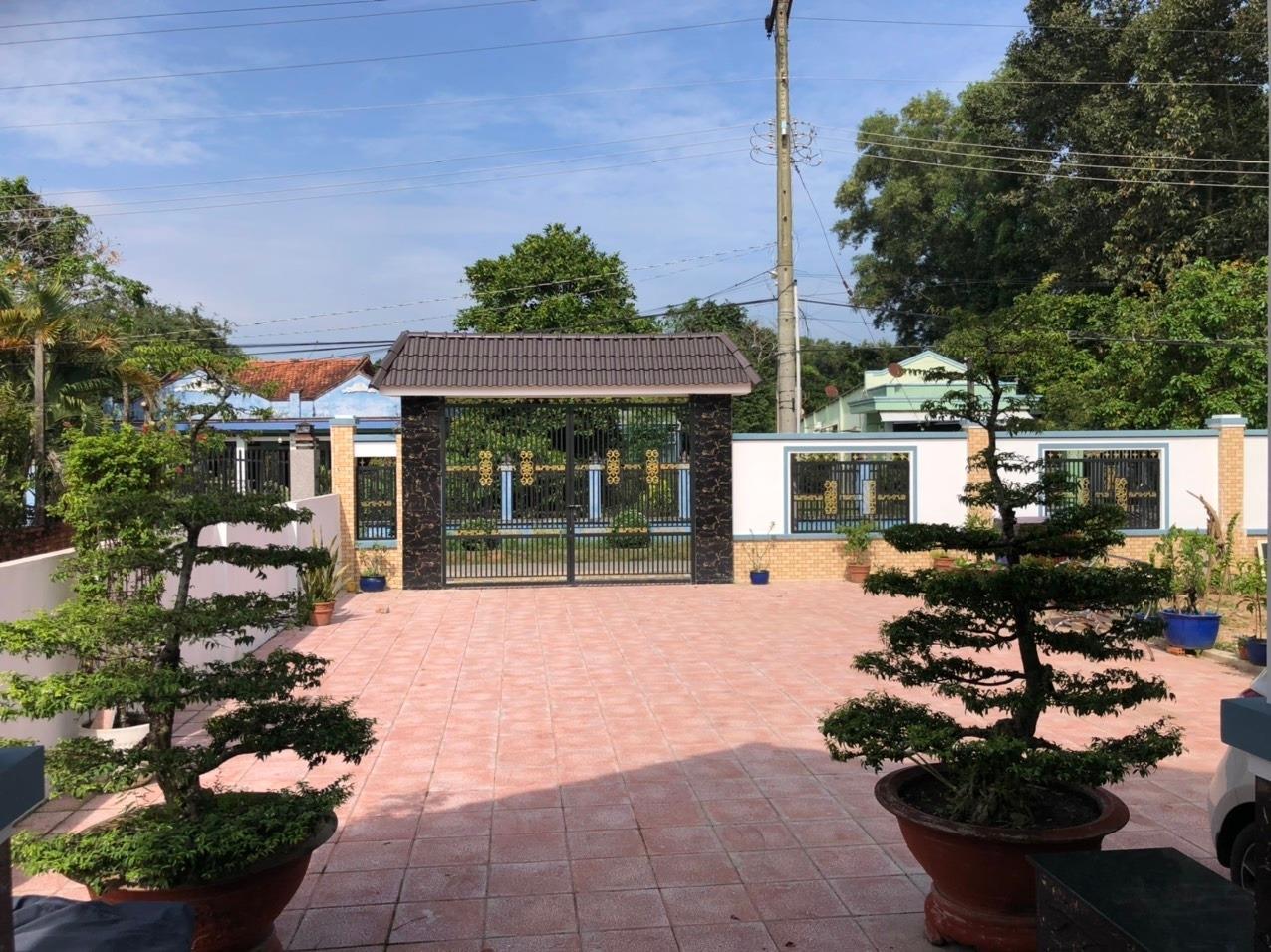 Cần bán gấp nhà shr 721 m2, hướng Tây-Bắc tại Xã Phú An - Bến Cát - Bình Dương, giá 10 tỷ