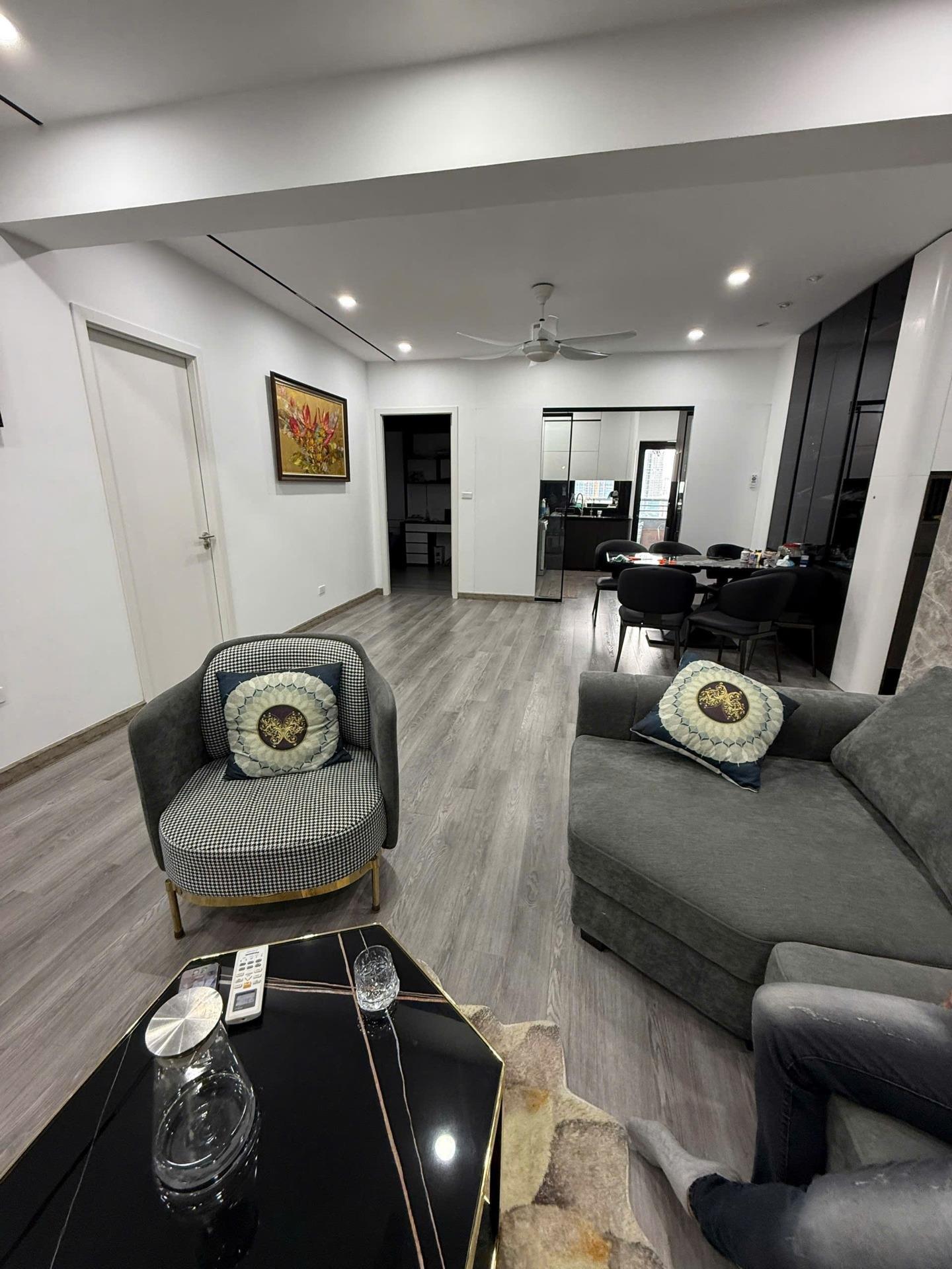 Cần bán ngay nhà chung cư 136 m2, giá 11,5 tỷ tại Đường Phạm Hùng - Trung Hòa - Cầu Giấy - Hà Nội