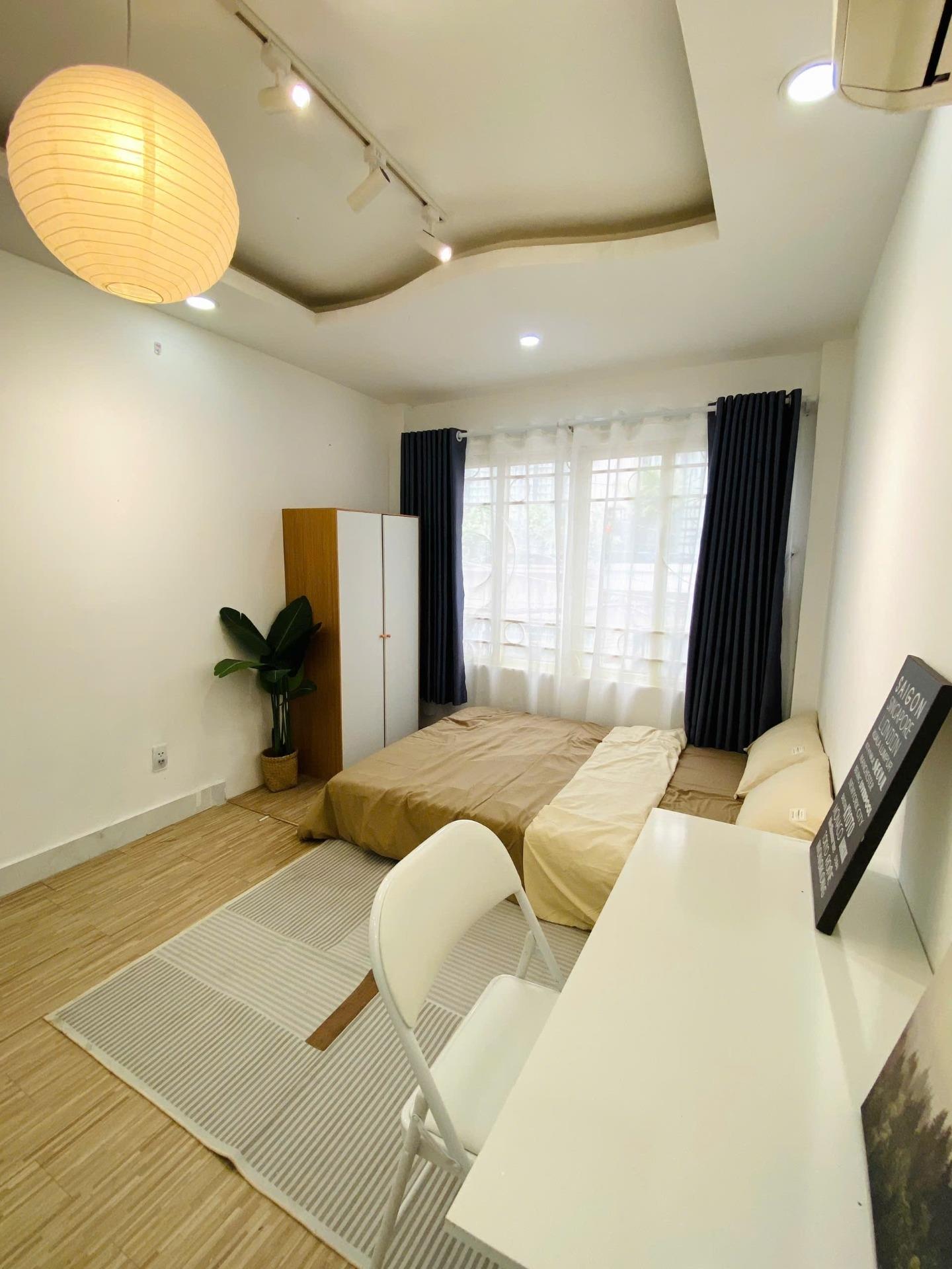 Phòng mới trung tâm quận 1 cửa sổ lớn có sân thượng