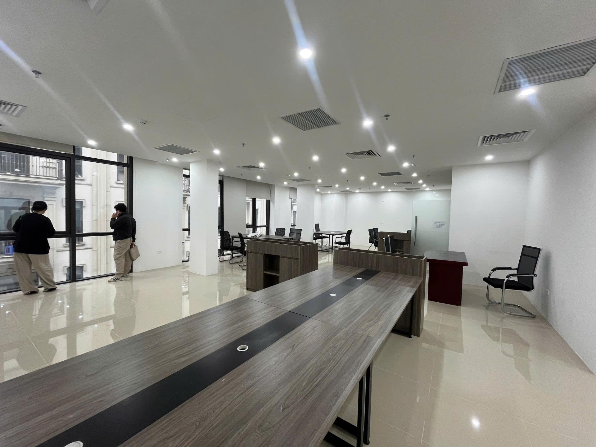 Cho thuê văn phòng Vạn Phúc- 120 m2-View thoáng, Văn Phòng Đẹp như ảnh giá 18tr/ tháng