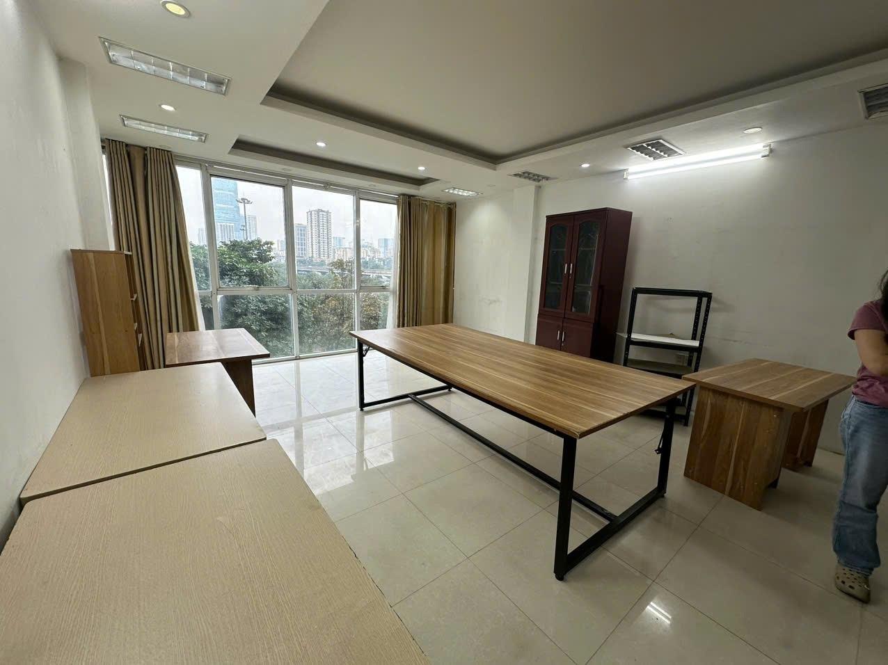 Cho thuê văn phòng 30 m2 view thoáng đẹp, ngay đầu Đại Lộ Thăng Long, Đối diện TTHNQG