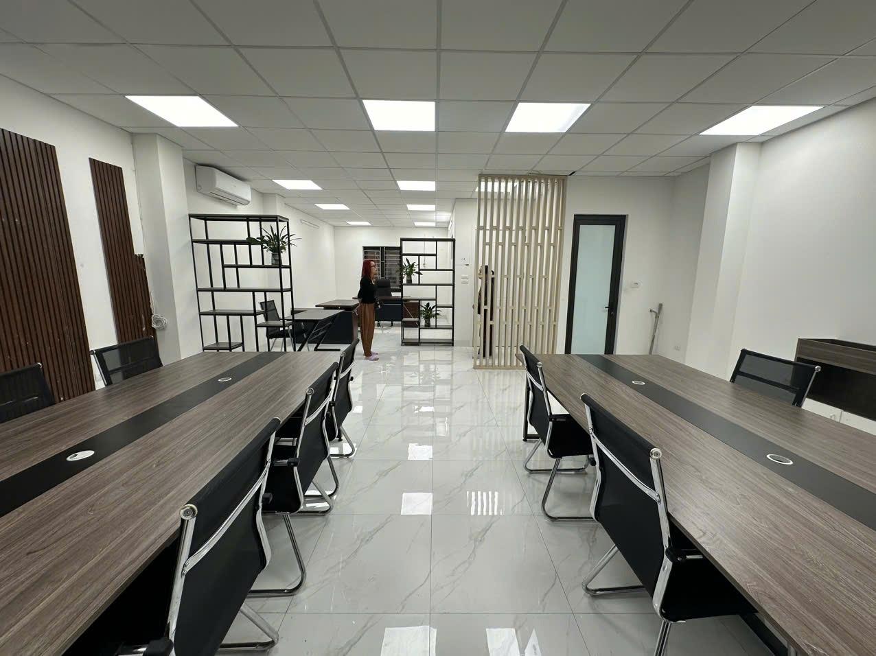 Cho thuê văn phòng Tố Hữu- Nguyễn Thanh Bình, 70 m2/tầng có sẵn bàn ghế như ảnh