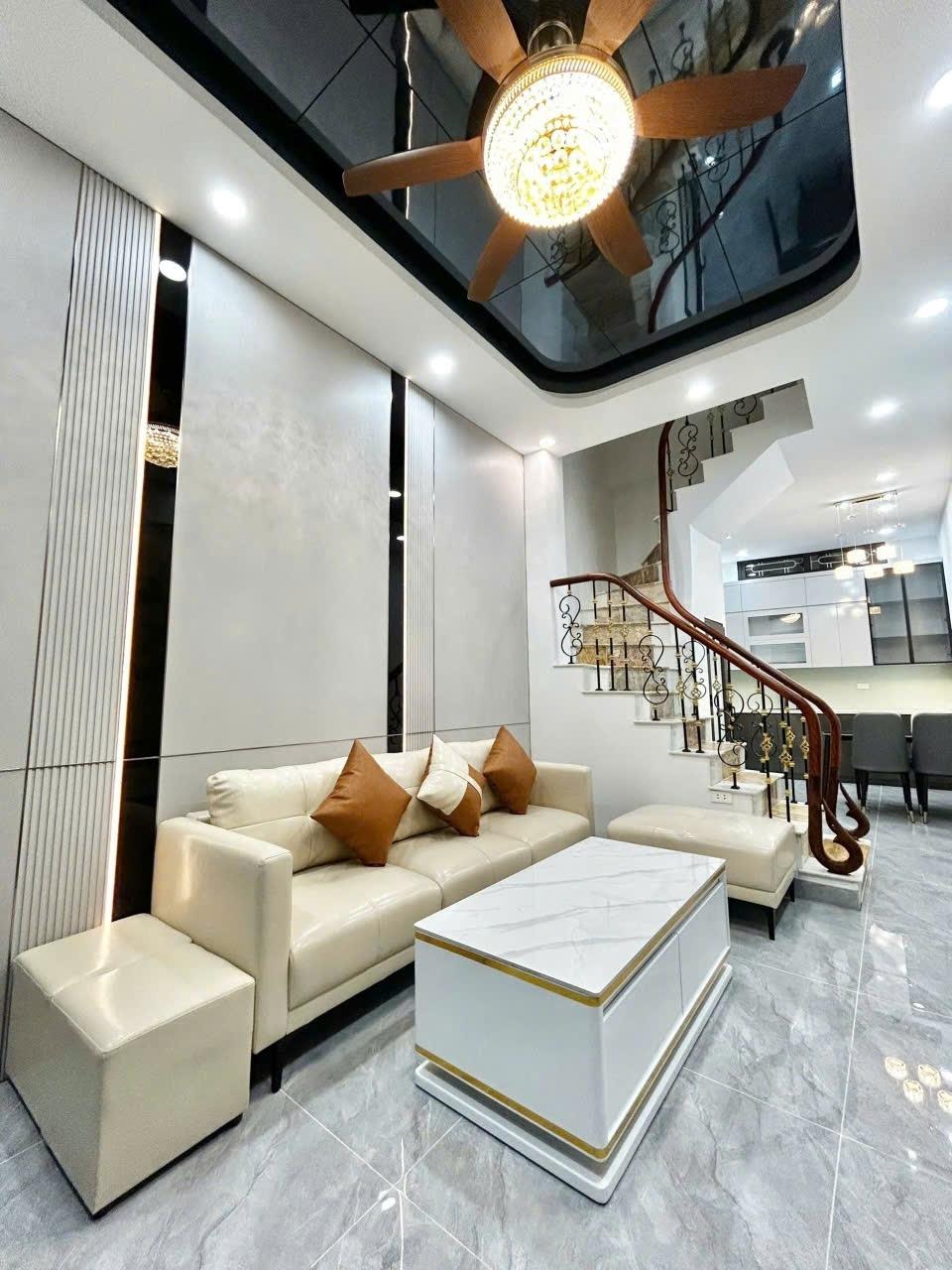 Cần bán gấp căn nhà đẹp 34 m2 tại Phố Giảng Võ - Ngọc Khánh - Ba Đình - Hà Nội, giá 9,9 tỷ