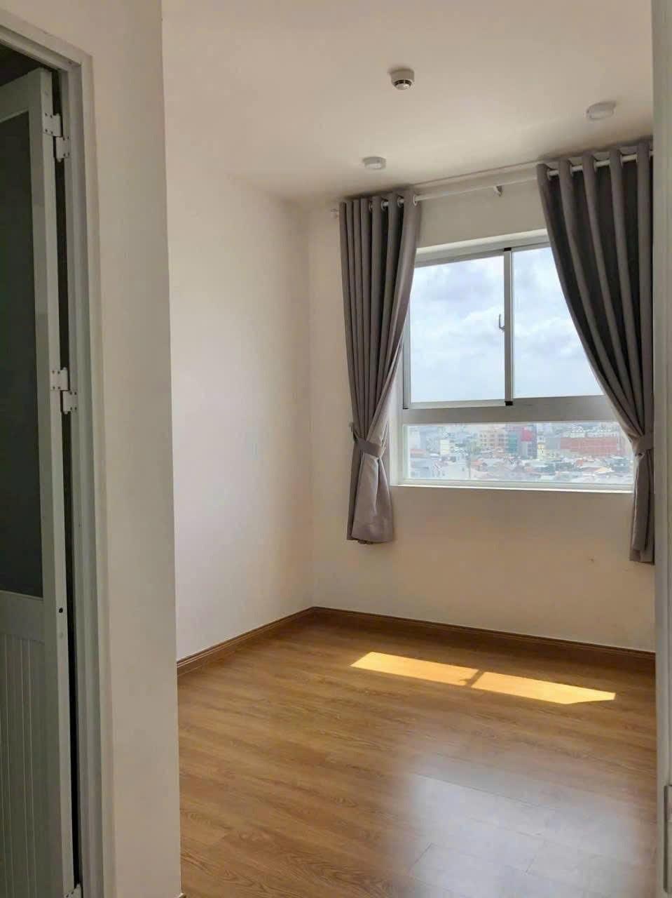 Cần cho thuê gấp căn hộ chung cư 77 m2 tại Đường Lạc Long Quân - Quận 11, giá 11 triệu/tháng