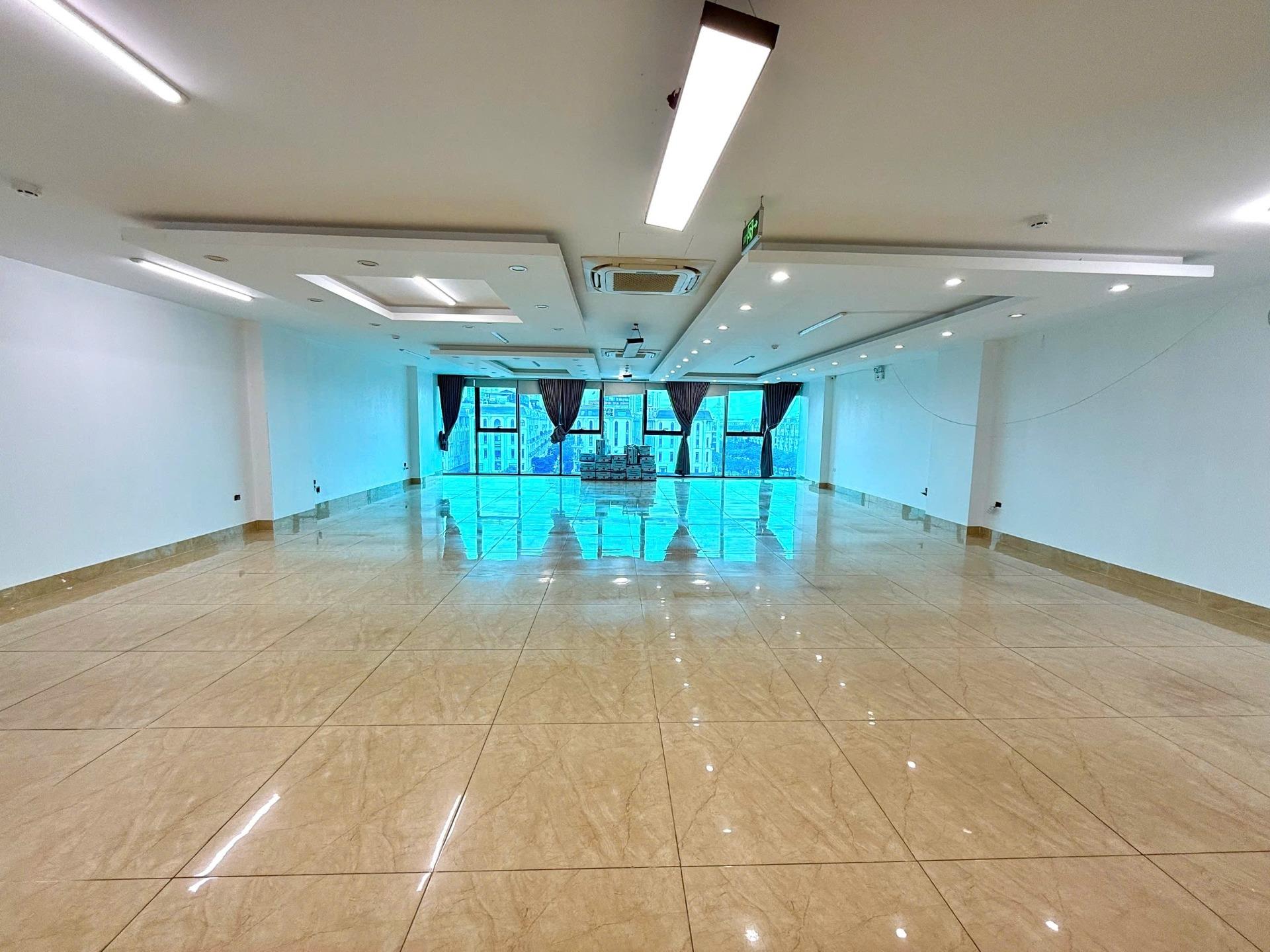 Cho thuê văn phòng tại Vạn Phúc ., 150m2 sàn thông, view thoáng 