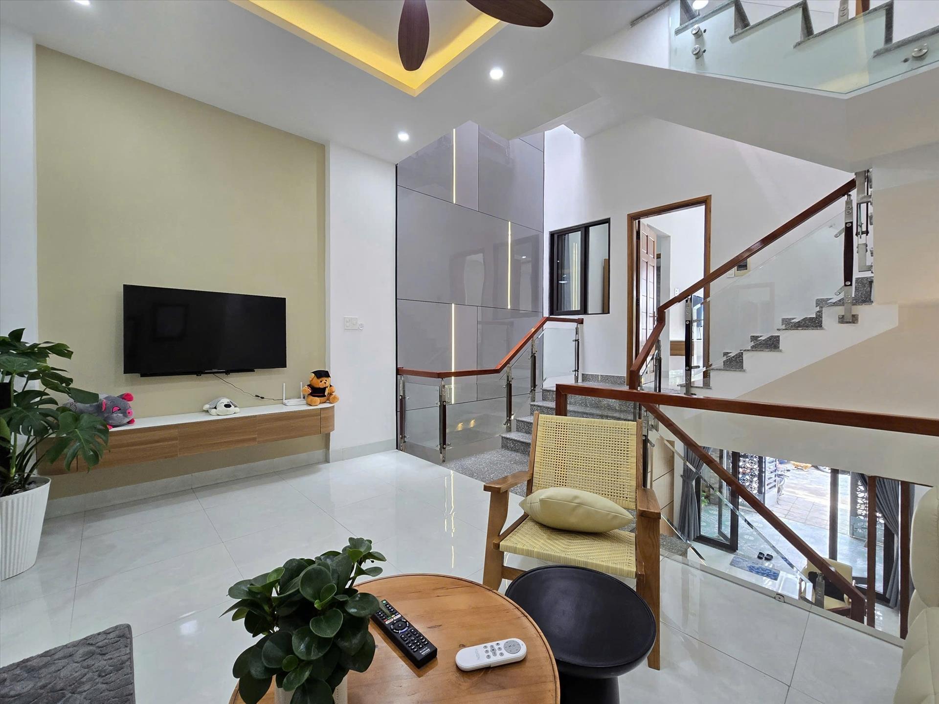 Cần bán ngay nhà mặt phố đẹp 3 tầng, 90 m2 tại Phường Hòa Minh - Liên Chiểu - Đà Nẵng, giá 8,15 tỷ