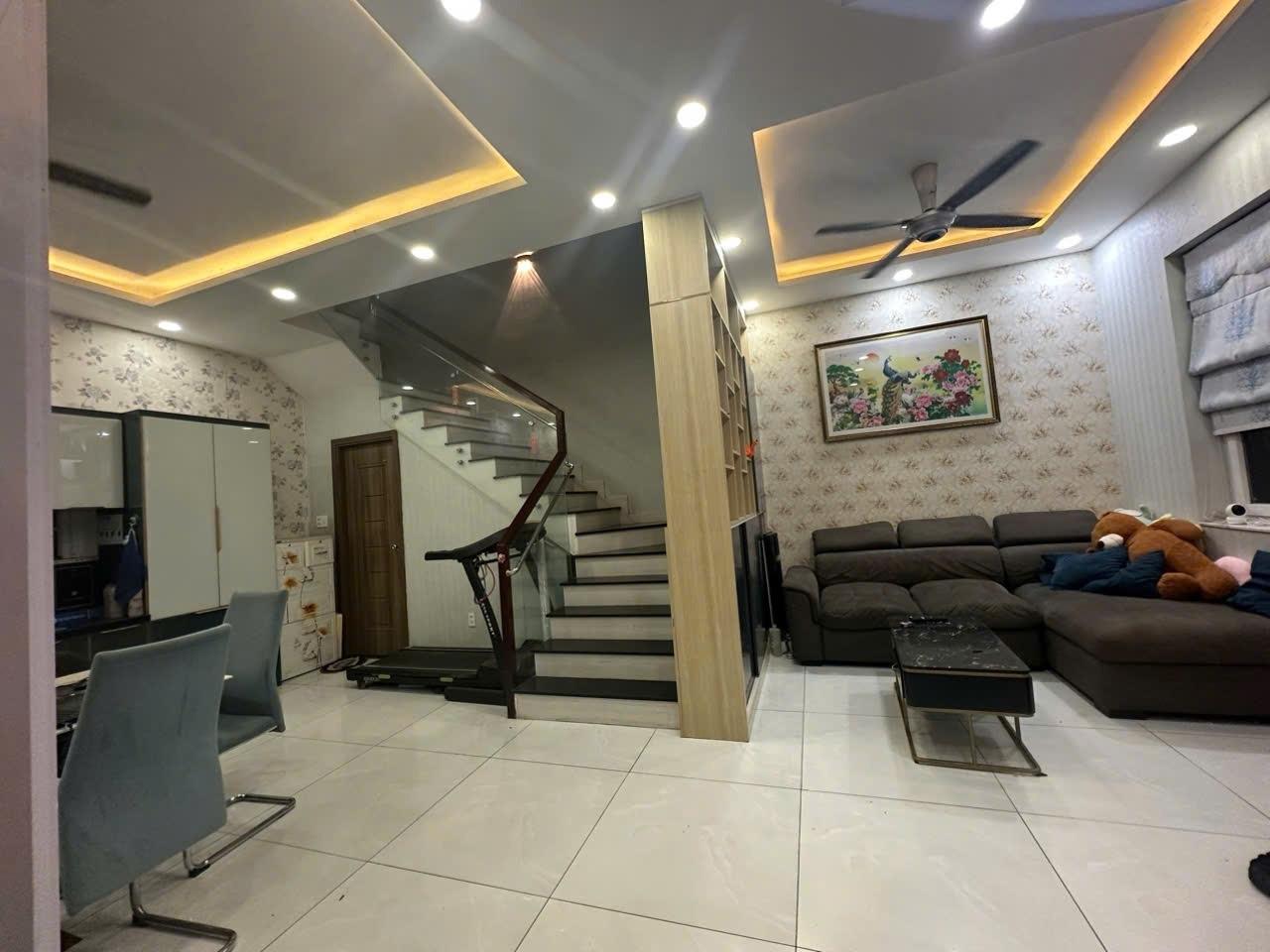 Cần bán nhà phố 175 m2, hướng Tây-Bắc tại Đường Trịnh Quang Nghị - Bình Chánh, giá 15,7 tỷ