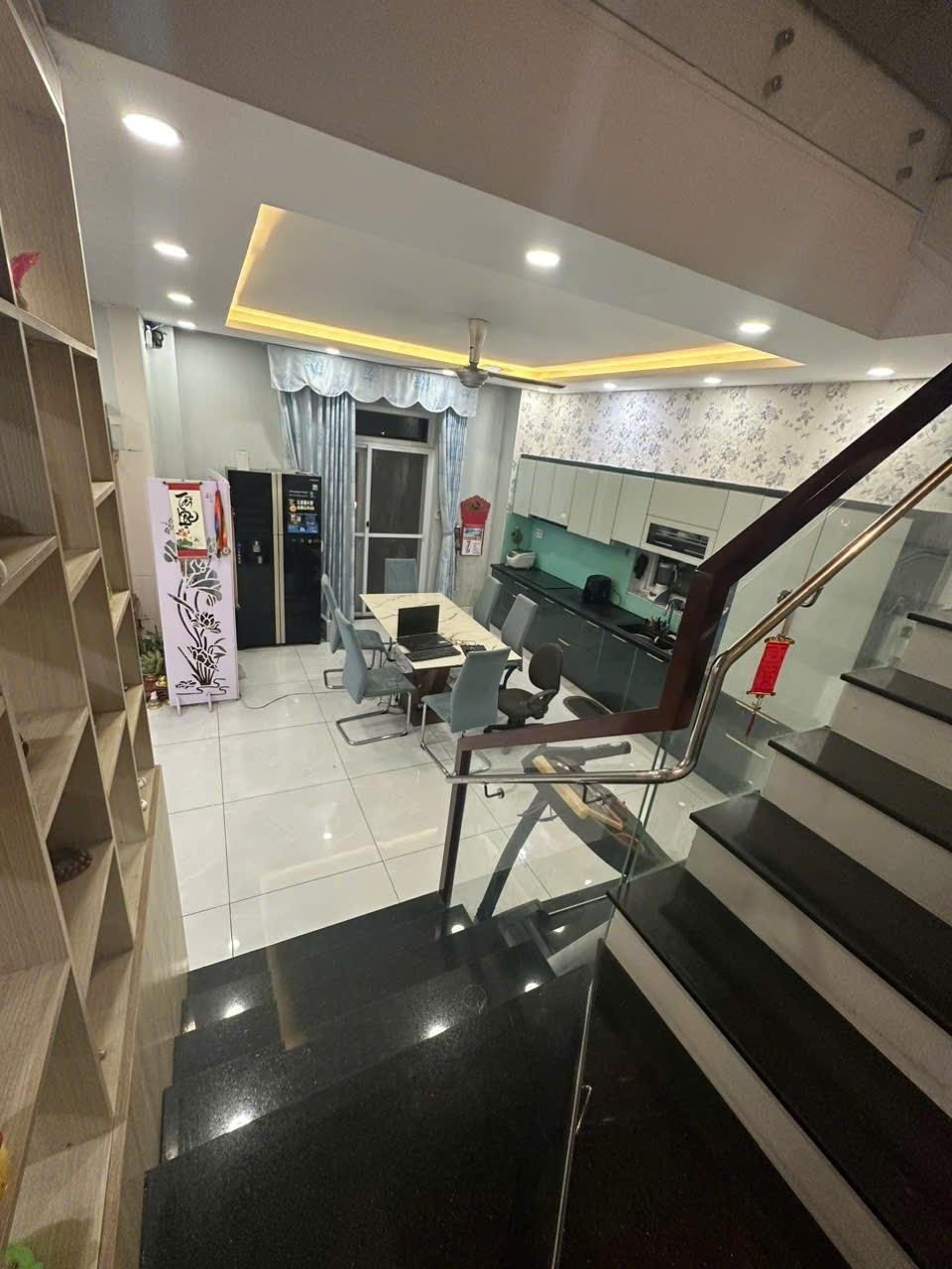 Cần bán nhà phố 175 m2, hướng Tây-Bắc tại Đường Trịnh Quang Nghị - Bình Chánh, giá 15,7 tỷ