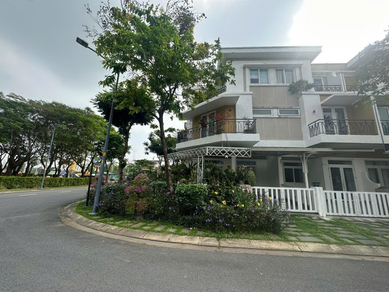 Cần bán nhà phố 175 m2, hướng Tây-Bắc tại Đường Trịnh Quang Nghị - Bình Chánh, giá 15,7 tỷ