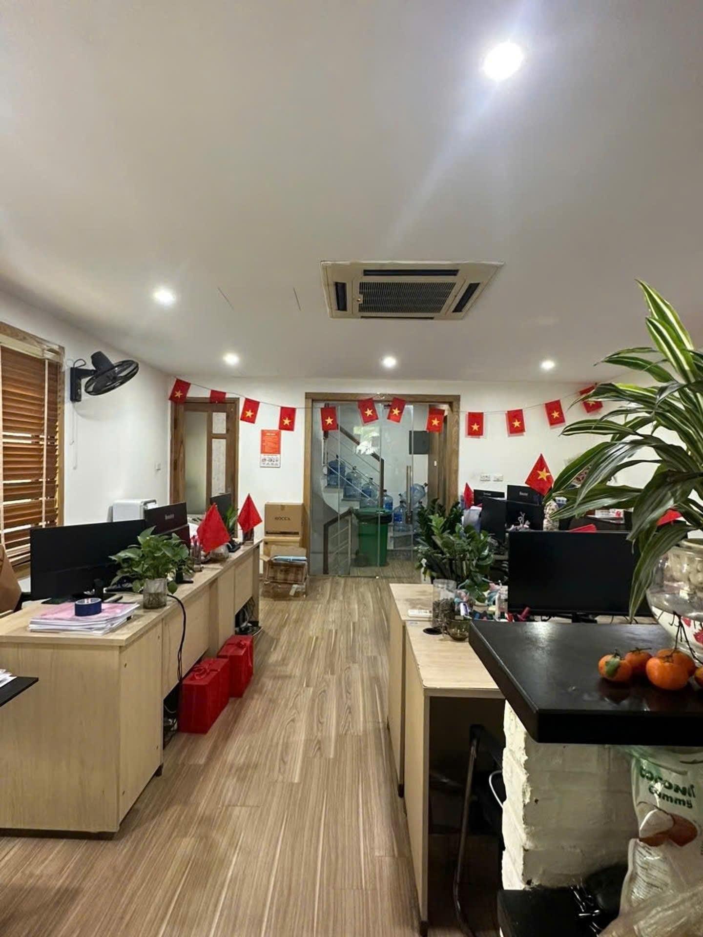 Cần bán nhanh căn nhà đẹp 50 m2 tại Đường Nguyễn Khánh Toàn - Quan Hoa - Cầu Giấy, giá 23 tỷ