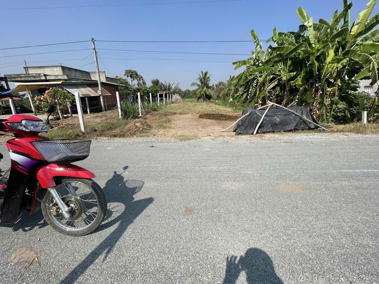 Cần bán gấp bán nhanh lô đất sổ riêng 380 m2 tại Xã Bình Hòa Bắc - Đức Huệ - Long An, giá 1,3 tỷ