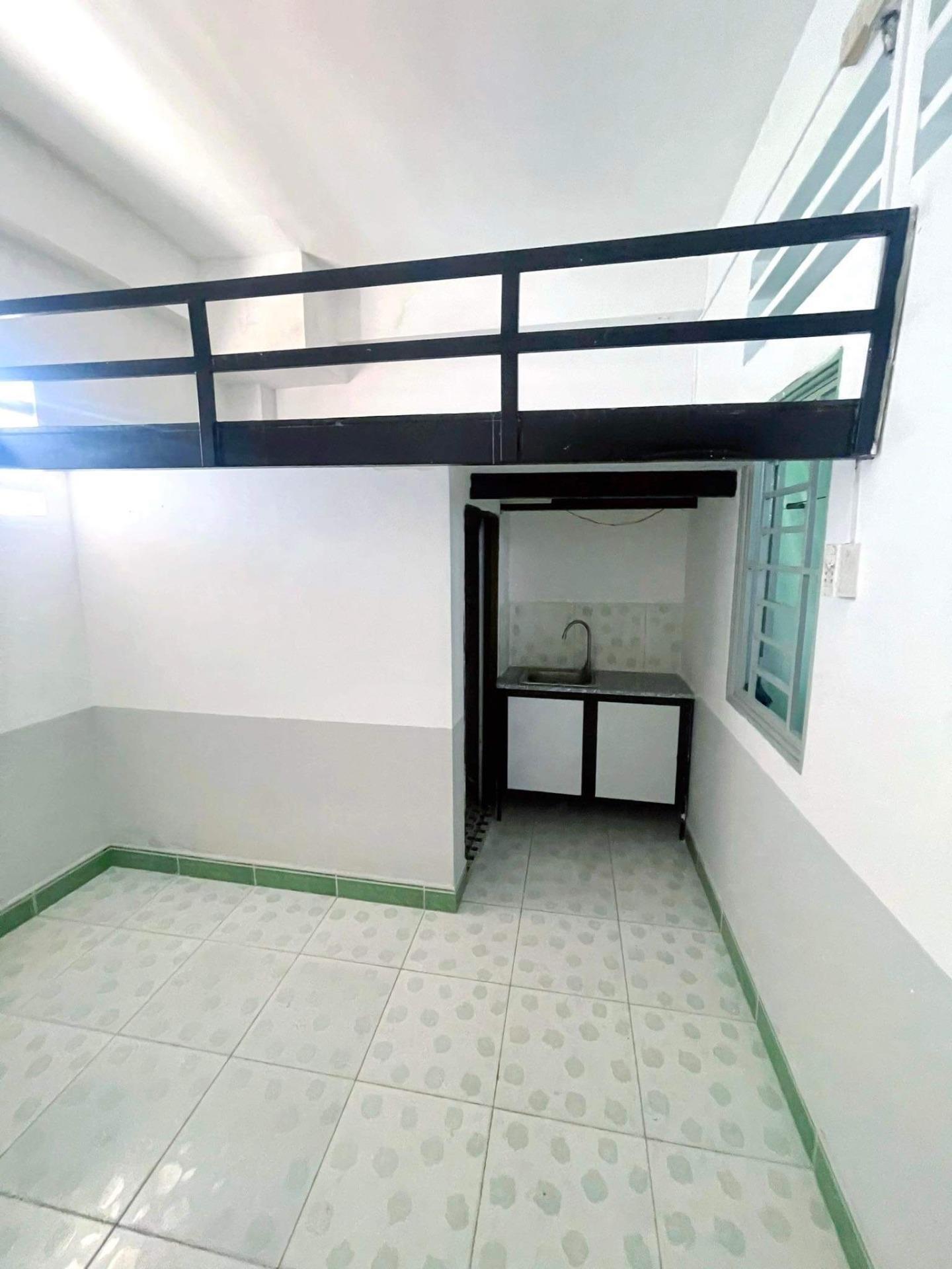 Cho thuê gấp nhà trọ 25 m2 tại Đường Bạch Đằng - 2 - Tân Bình, giá 3,2 triệu/tháng