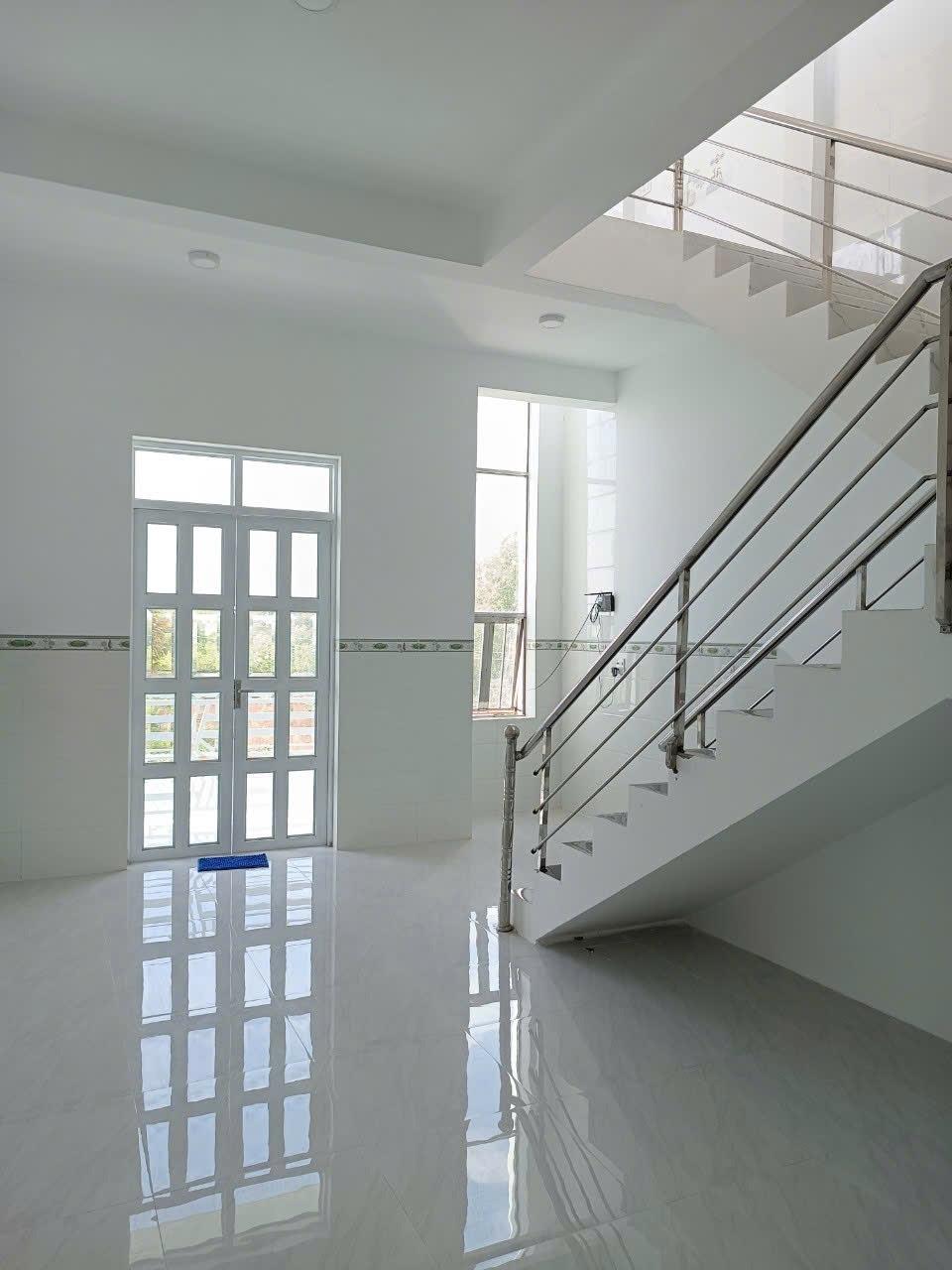 Bán miếng đất 100 m2, hướng Tây-Nam tại Tân Bình - La Gi - Bình Thuận, giá 2,3 tỷ