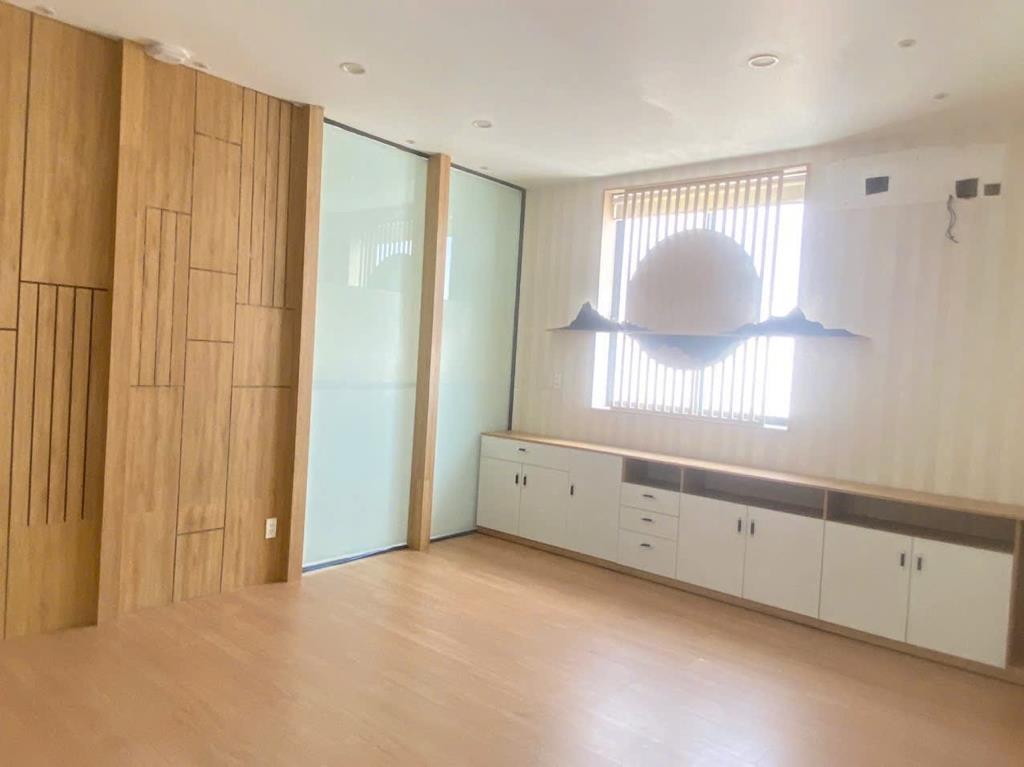 Cho thuê mb 2 tầng trống suốt trung tâm hải châu ! Bề ngang #12m