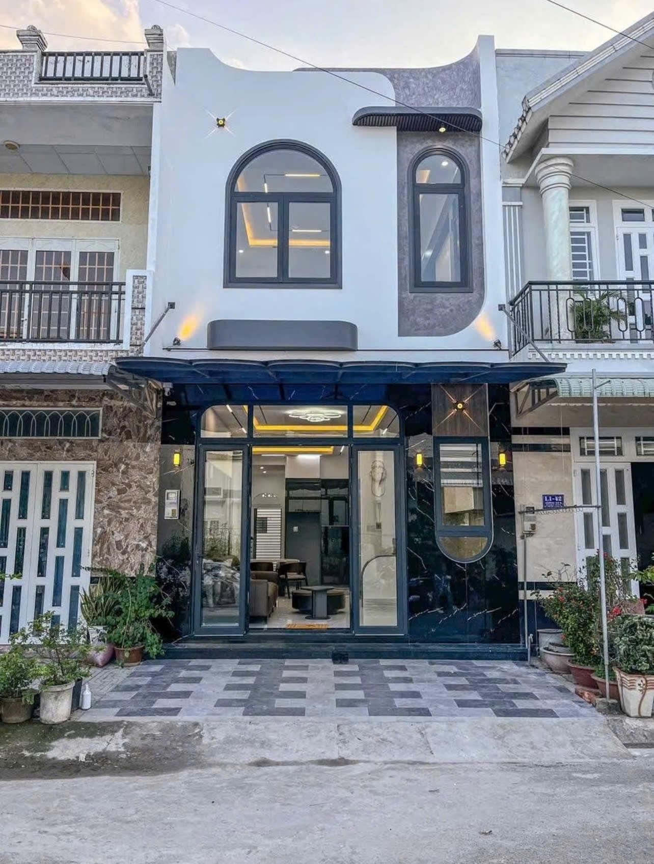 Cần bán ngay nhà shr 120 m2, hướng Tây-Bắc tại Đường Hồ Văn Cống - Thủ Dầu Một, giá 3 tỷ