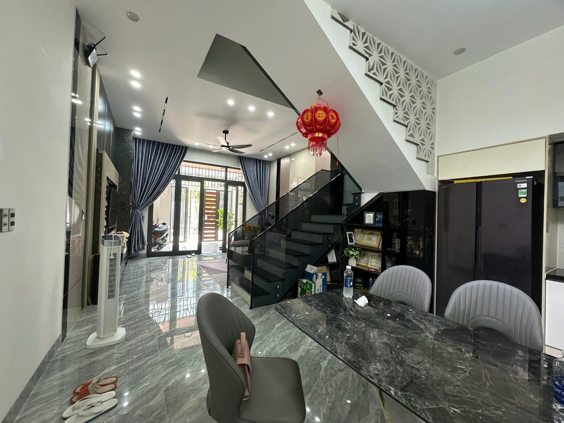 Cần bán ngay nhà đẹp 100 m2, hướng Đông tại Đường Nguyễn Lai - Khuê Trung - Cẩm Lệ, giá 7,9 tỷ