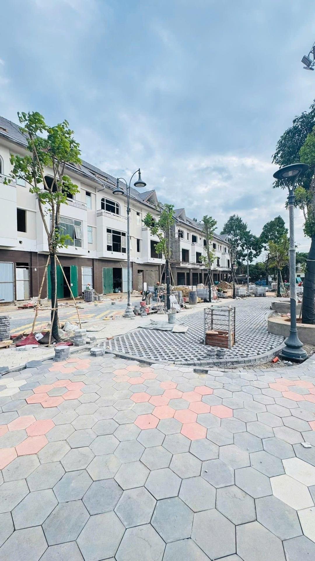 Cần bán nhà phố 97,5 m2, hướng Tây-Bắc tại Phố Mai Hắc Đế - Tân Thành - Buôn Ma Thuột, giá rẻ