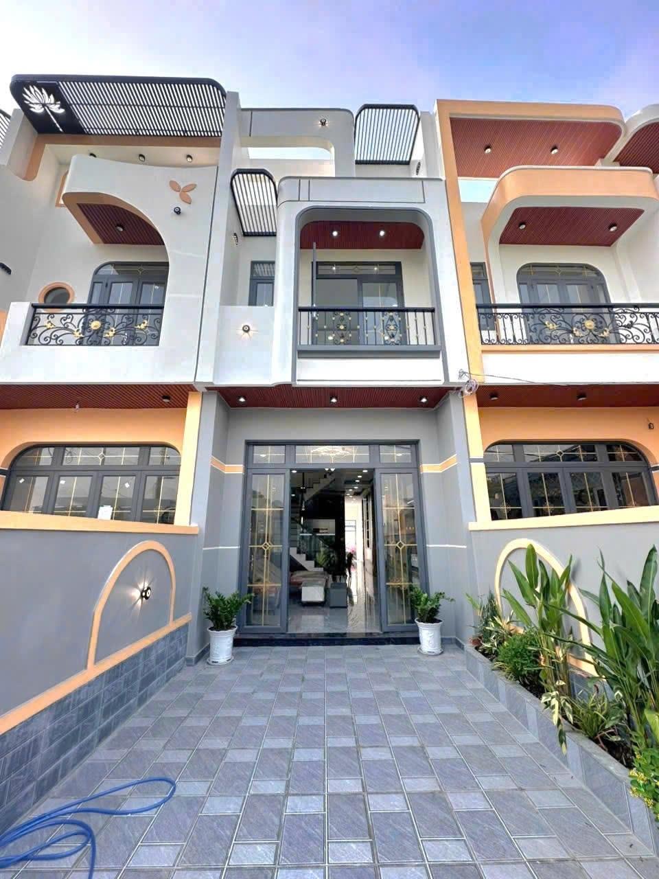 Cần bán gấp bán nhanh nhà sổ riêng 100 m2 tại Đường Quốc lộ 1A - Bến Lức - Bến Lức, giá 2,9 tỷ