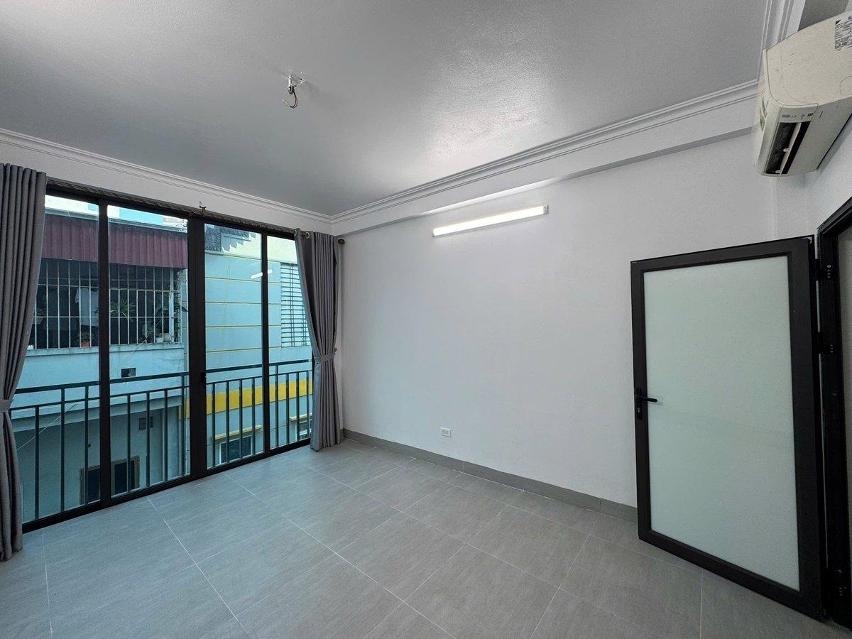 Chuyển nhượng nhà shr 40 m2 tại Phường Thạch Bàn - Long Biên - Hà Nội, giá 4,65 tỷ