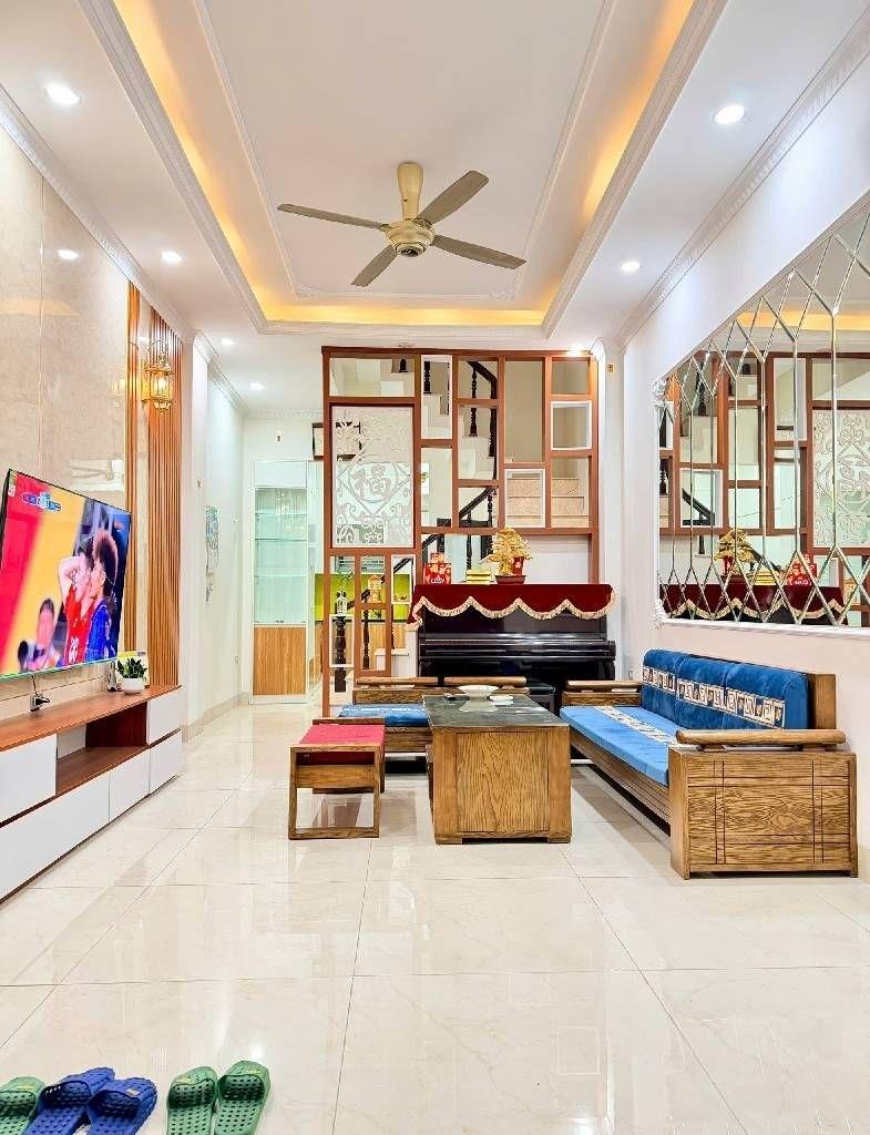 Bán nhà sổ hồng riêng 45 m2 tại Đường Nguyễn Viết Xuân - Phương Liệt - Thanh Xuân, giá 13,9 tỷ