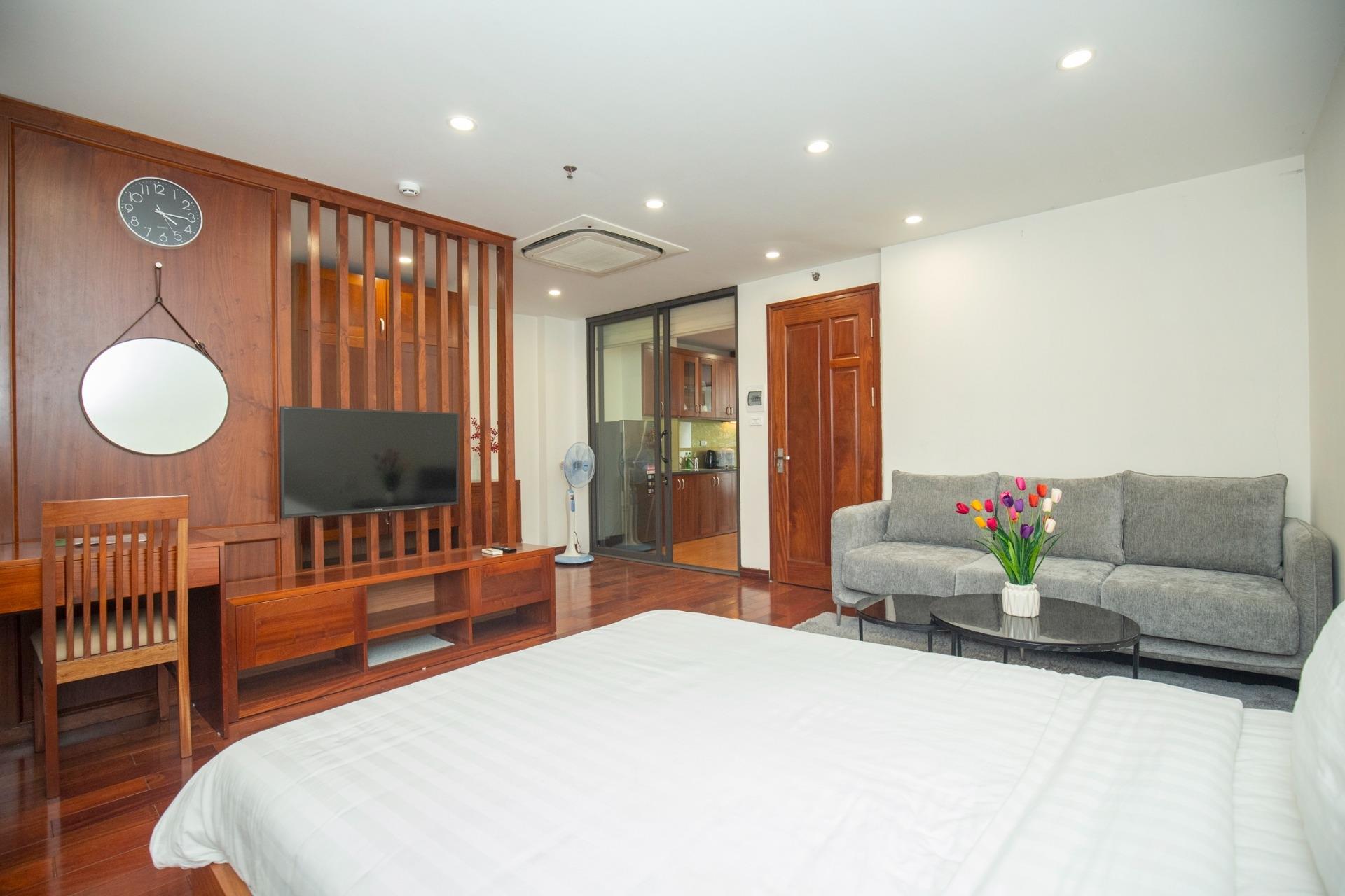 Căn hộ dịch vụ phố Đào Tấn cho thuê căn 1 ngủ 50m². Giá thuê căn hộ 15.5tr/tháng.