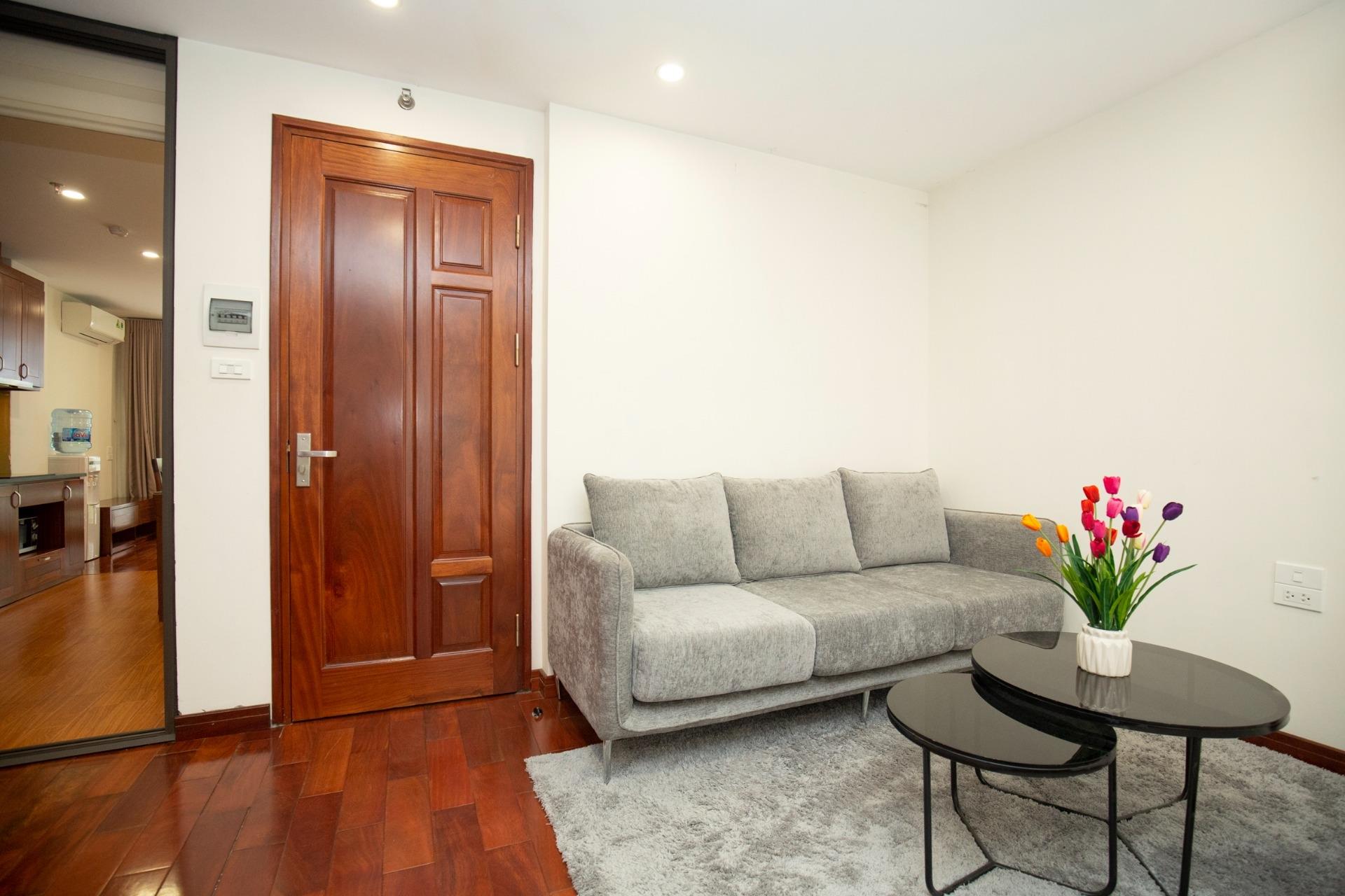 Căn hộ dịch vụ phố Đào Tấn cho thuê căn 1 ngủ 50m². Giá thuê căn hộ 15.5tr/tháng.